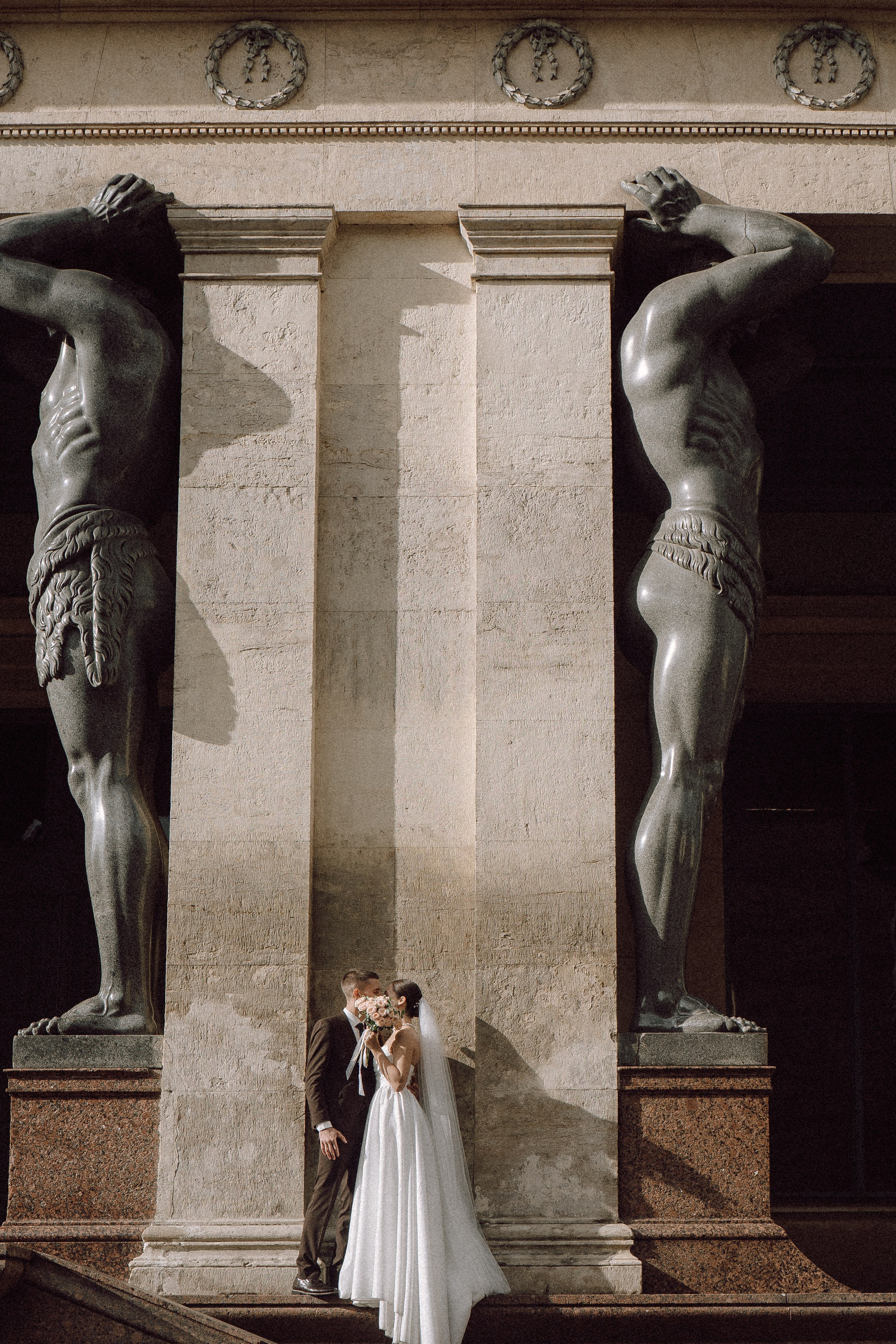 СВАДЕБНАЯ ПРОГУЛКА В САНТК-ПЕТЕРБУРГЕ (ИСАКИЕВСКИЙ СОБОР, ЗИМНЯЯ КАНАВКА, ЭРМИТАЖ И БОЛЬШАЯ МОРСКАЯ УЛИЦА). Профессиональный фотограф, Санкт-Петербург — Виктория Богомолова