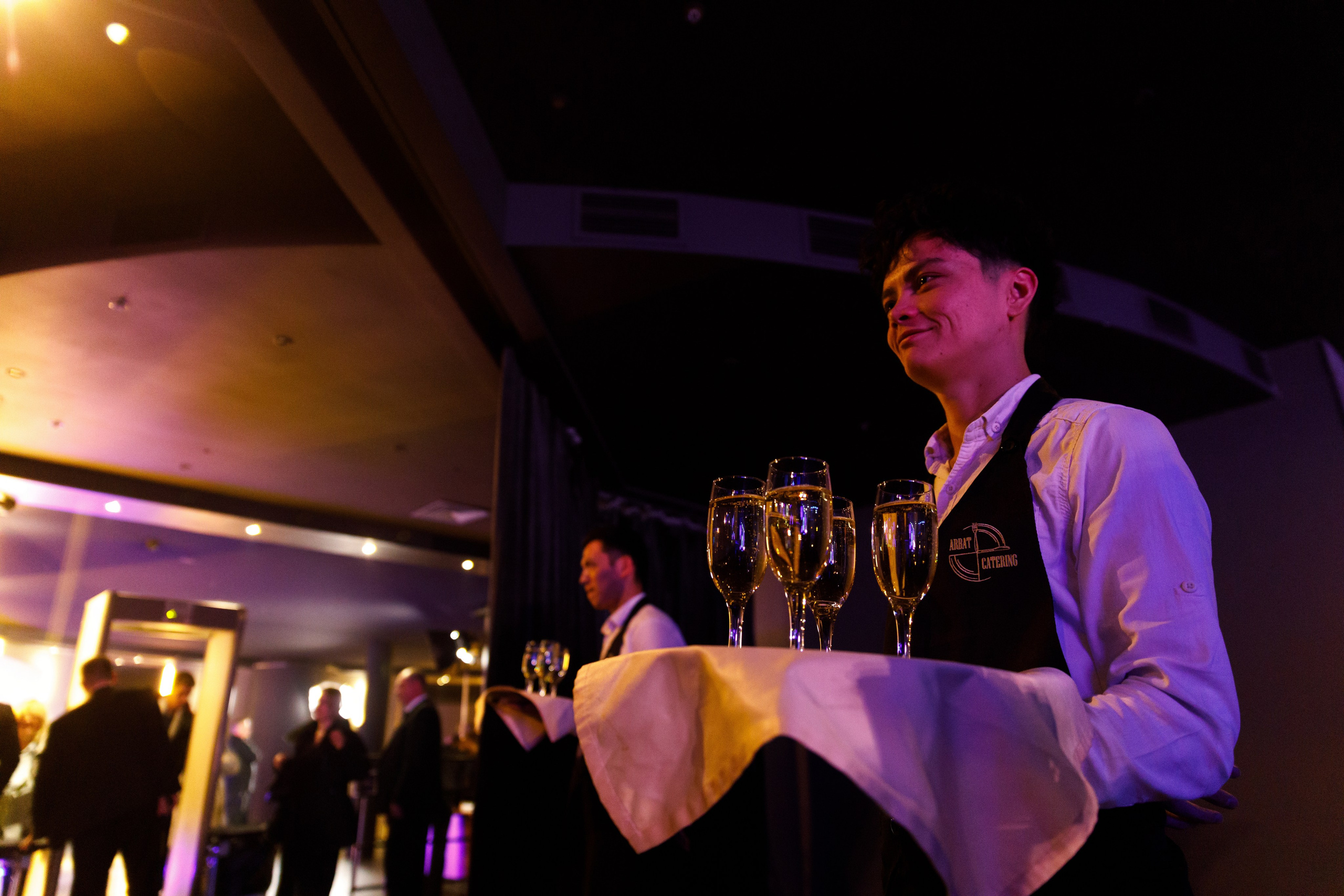 Запечатленные моменты корпоратива: примеры репортажной фотосъемки события