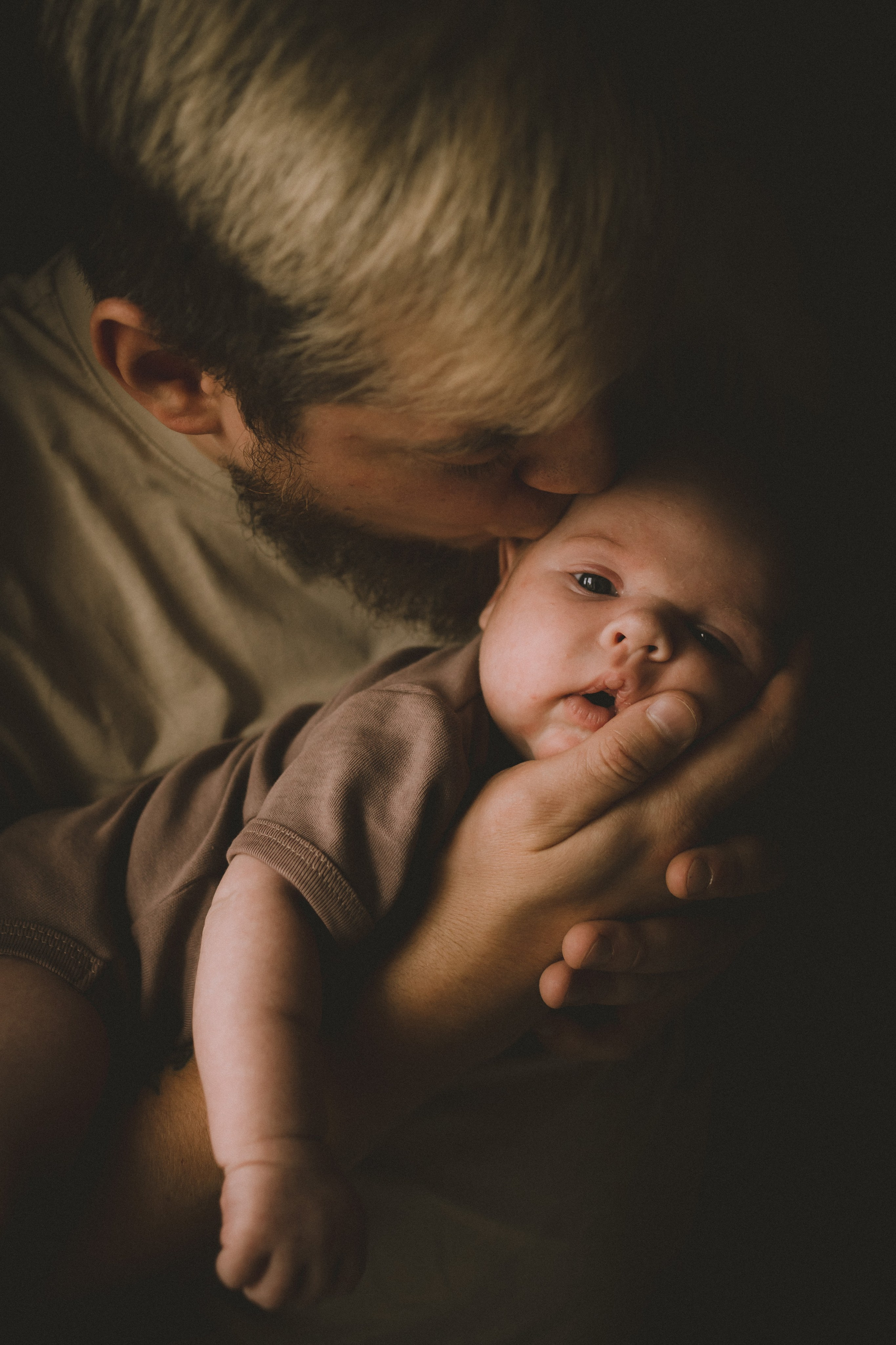  Новорожденный малыш на руках папы нежность и трогательность первого семейного фото 