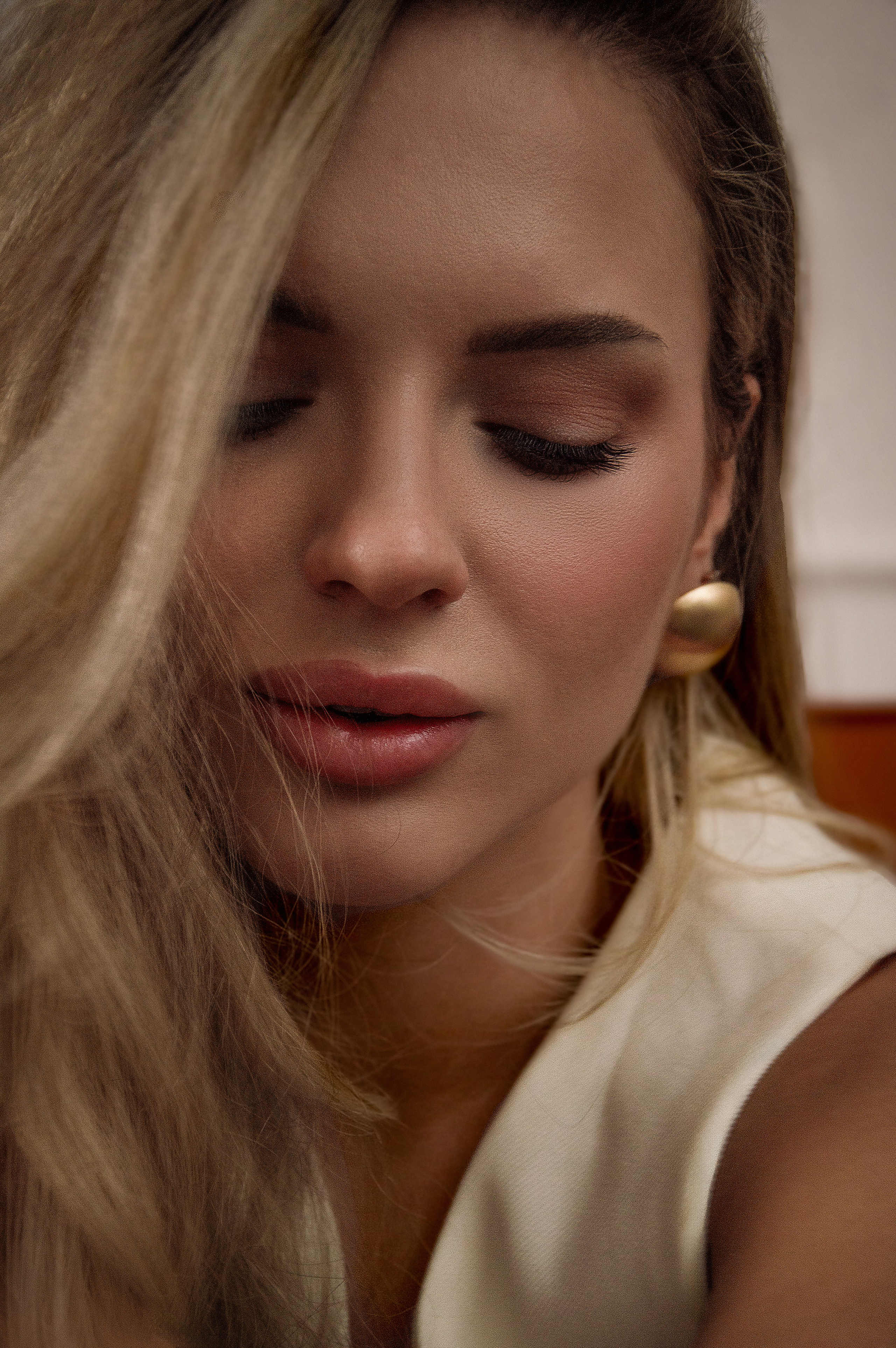 Портретная съёмка Алёны в фотостудии: естественное освещение создаёт гармоничные полутона и подчёркивает индивидуальность модели.