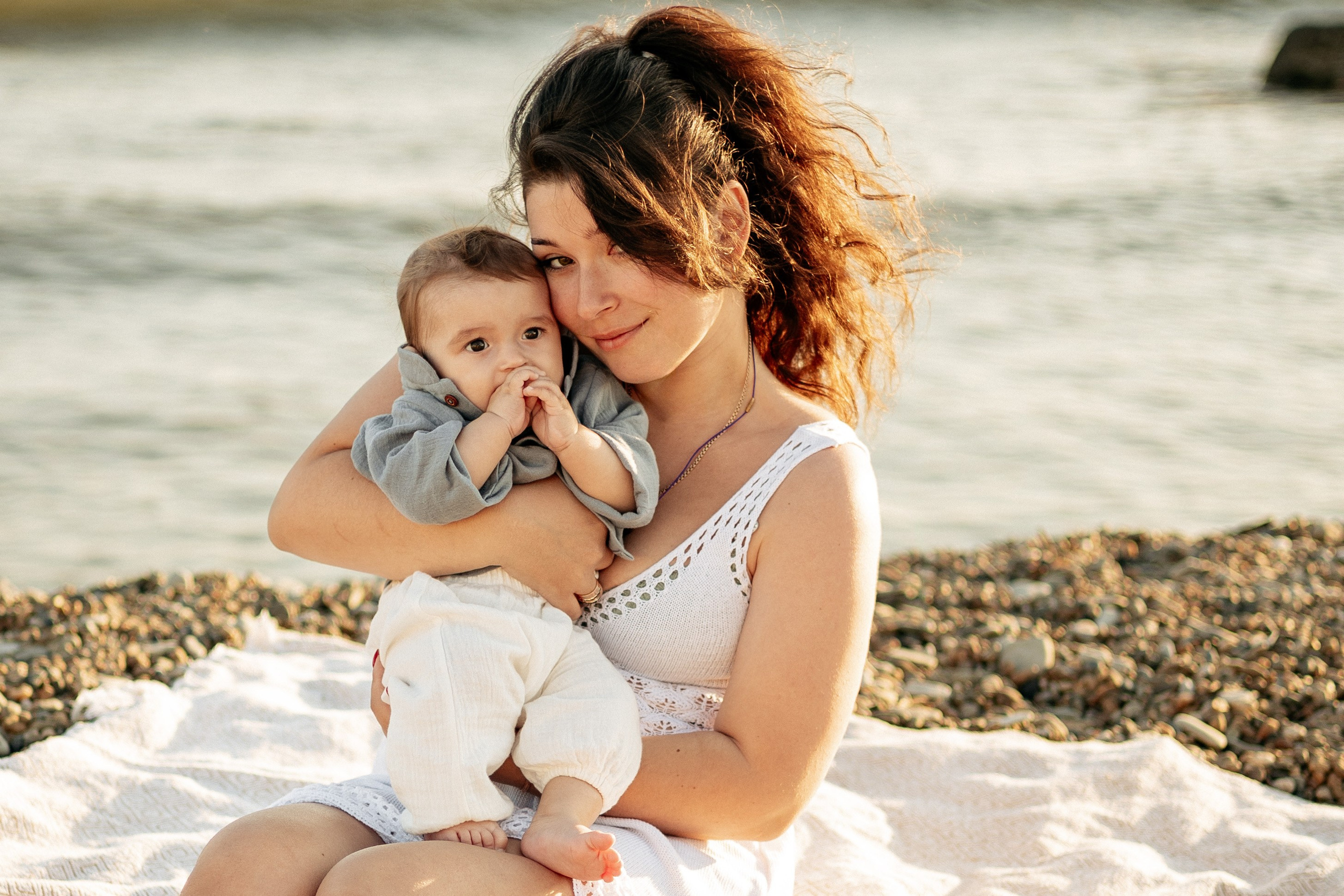 Семейная съемка в Кабардинке, на фото маленький мальчик с мамой на фоне закатного солнца