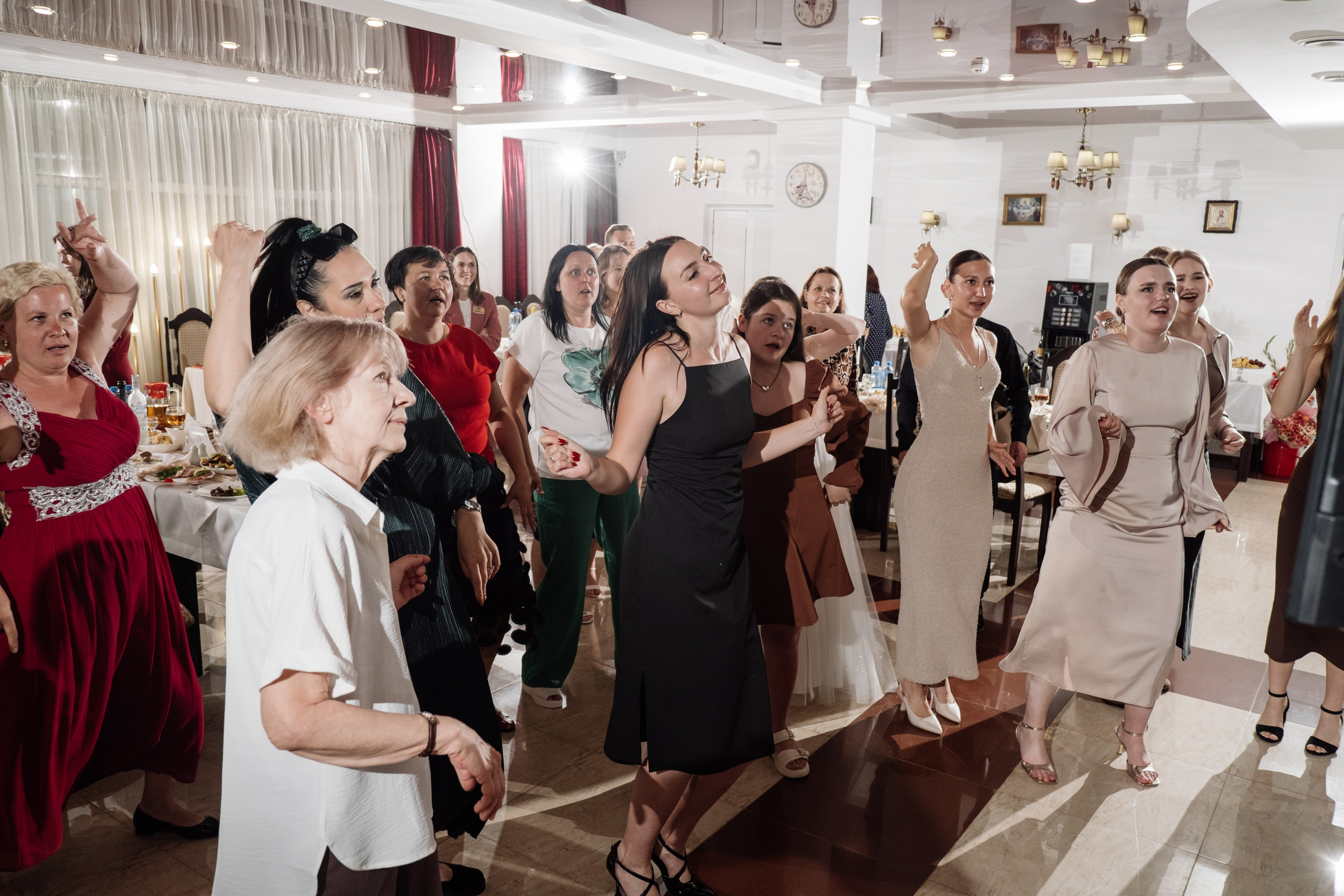 Свадебный ретопртаж. Профессиональная фотосъемка в Крыму. Натуральные эмоции и живые кадры. Забронируйте дату прямо сейчас!