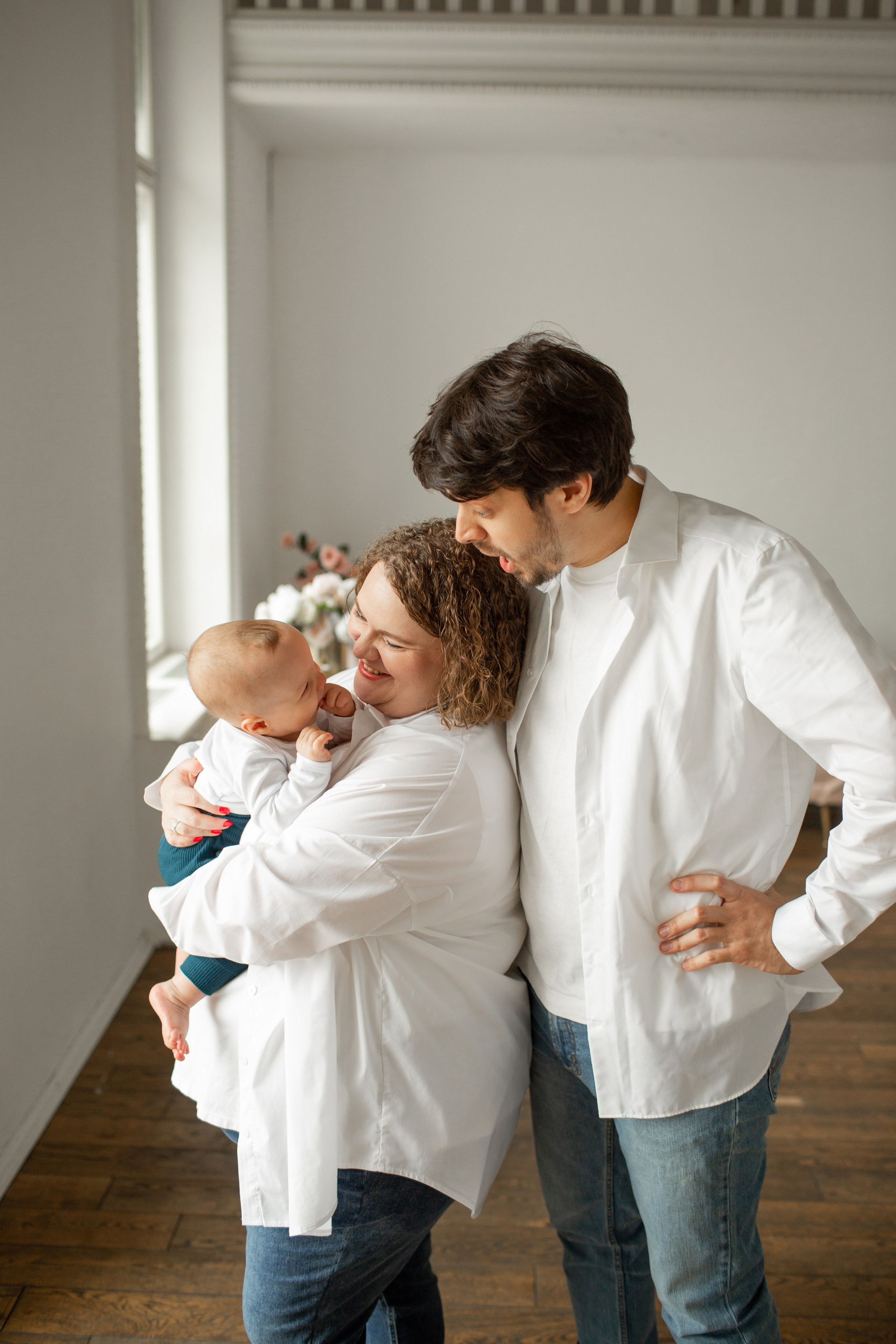 Семейная фотосессия в стиле минимализм: белые рубашки и синие джинсы.