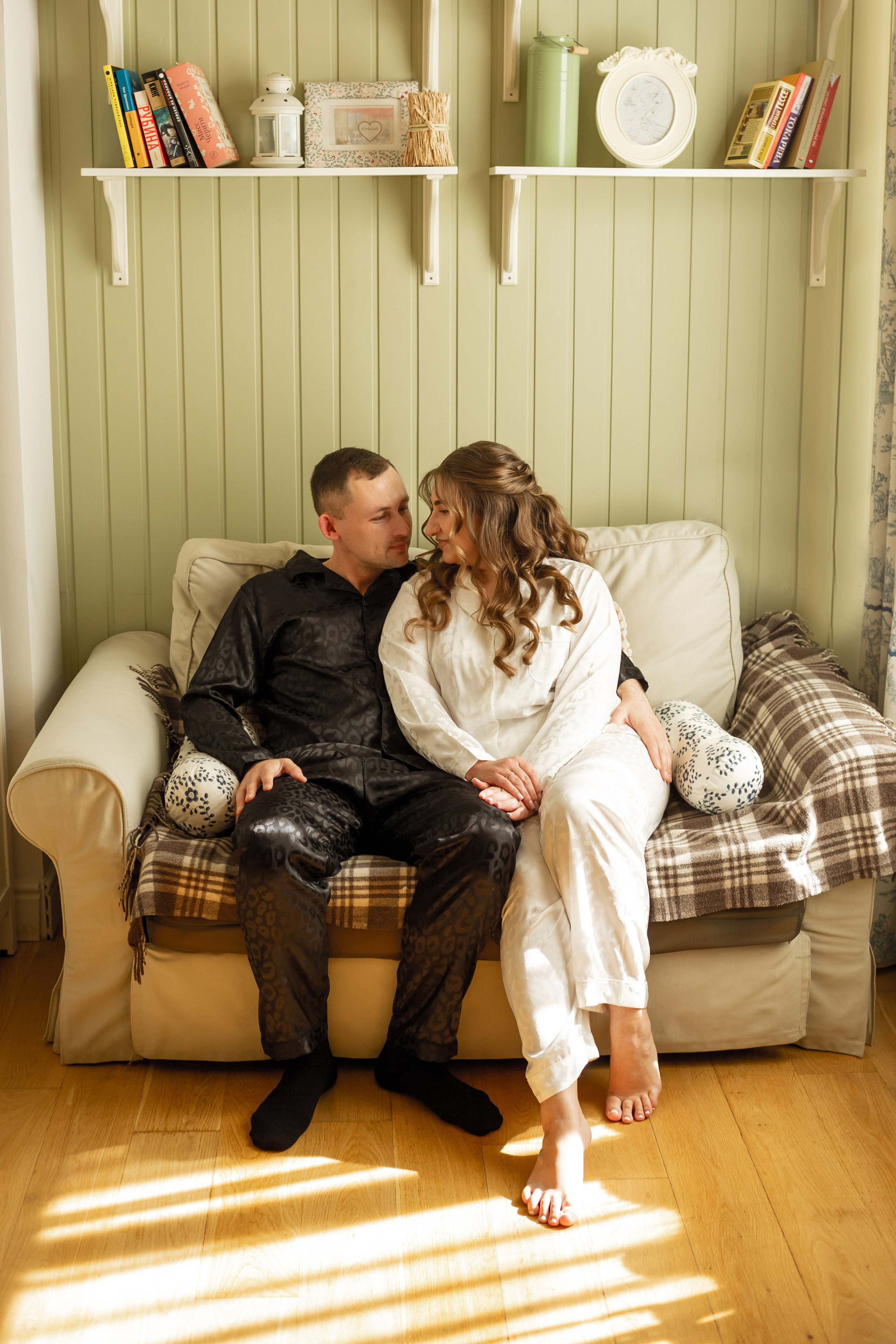 Утро жениха и невесты в светлой квартире с домашним интерьером.