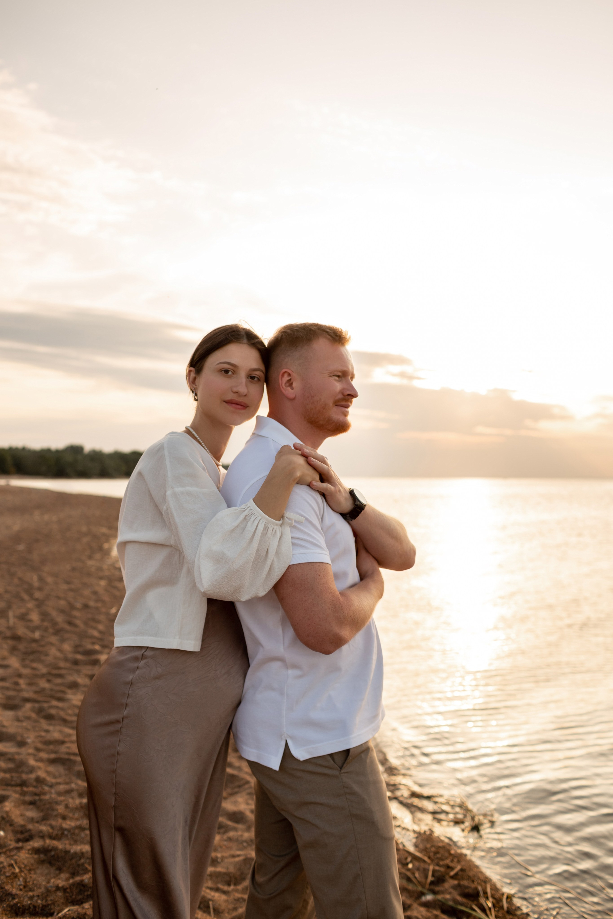 Фотосессия love story на пляже в золотые часы.