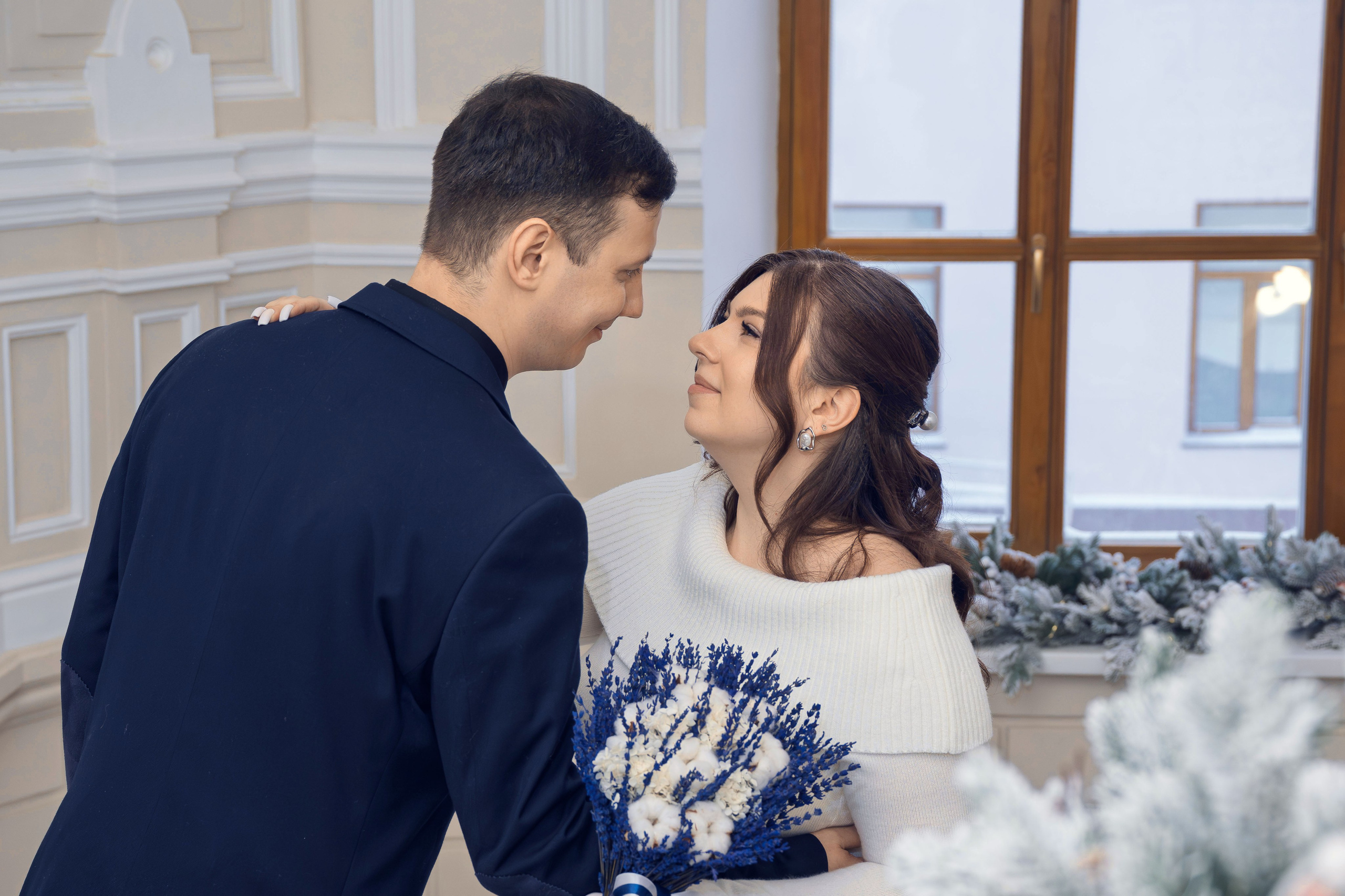 Жених и невеста обнимаются у ЗАГСа после регистрации. Невеста с букетом в руках во время церемонии в ЗАГСе. Обмен кольцами на регистрации брака в ЗАГСе. Первый поцелуй молодожёнов после регистрации в ЗАГСе. Подпись в книге регистрации брака крупным планом. Молодожёны держатся за руки в зале ЗАГСа. Выход молодожёнов из ЗАГСа под аплодисменты гостей. Свадебный портрет невесты в белом платье с букетом. Портрет жениха в костюме во время свадебной фотосессии. Совместный портрет молодожёнов на прогулке в парке. Невеста и жених идут по аллее, держась за руки. Молодожёны целуются на фоне городских улиц во время прогулки. Свадебная фотосессия в парке: жених поправляет фату невесте. Невеста смеётся, жених обнимает её со спины. Крупный план: свадебные кольца на руках молодожёнов. Детали свадьбы: букет невесты крупным планом. Невеста и жених на фоне архитектуры города во время прогулки. Молодожёны на закате: романтичный кадр со светом в контровике. Свадебная фотосессия у воды: пара смотрит друг на друга. Гости поздравляют молодожёнов у ЗАГСа, живые эмоции.