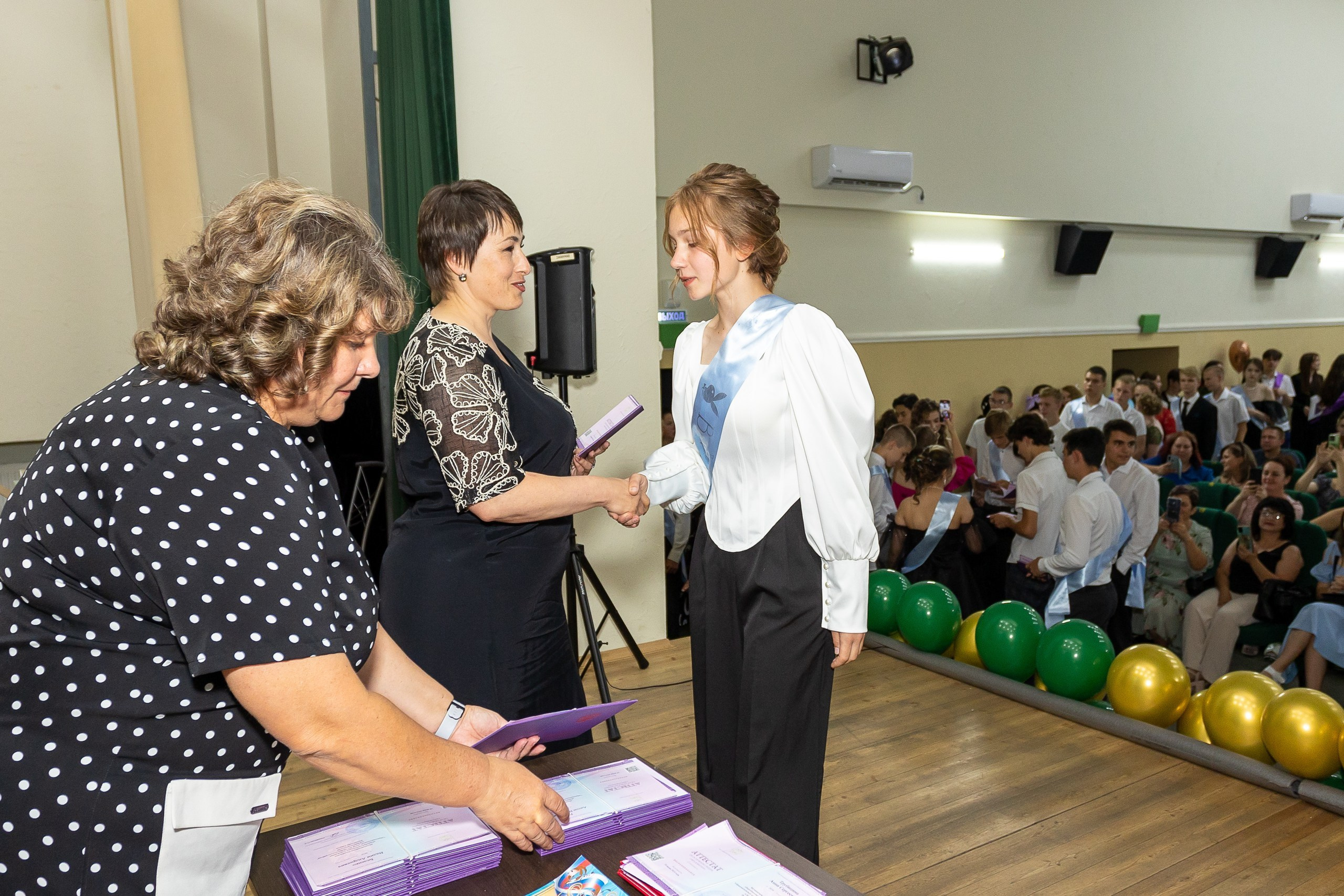 Вручение аттестата и выпускной вечер. Выпускные альбомы Майкоп, Краснодар Елена Золотарева