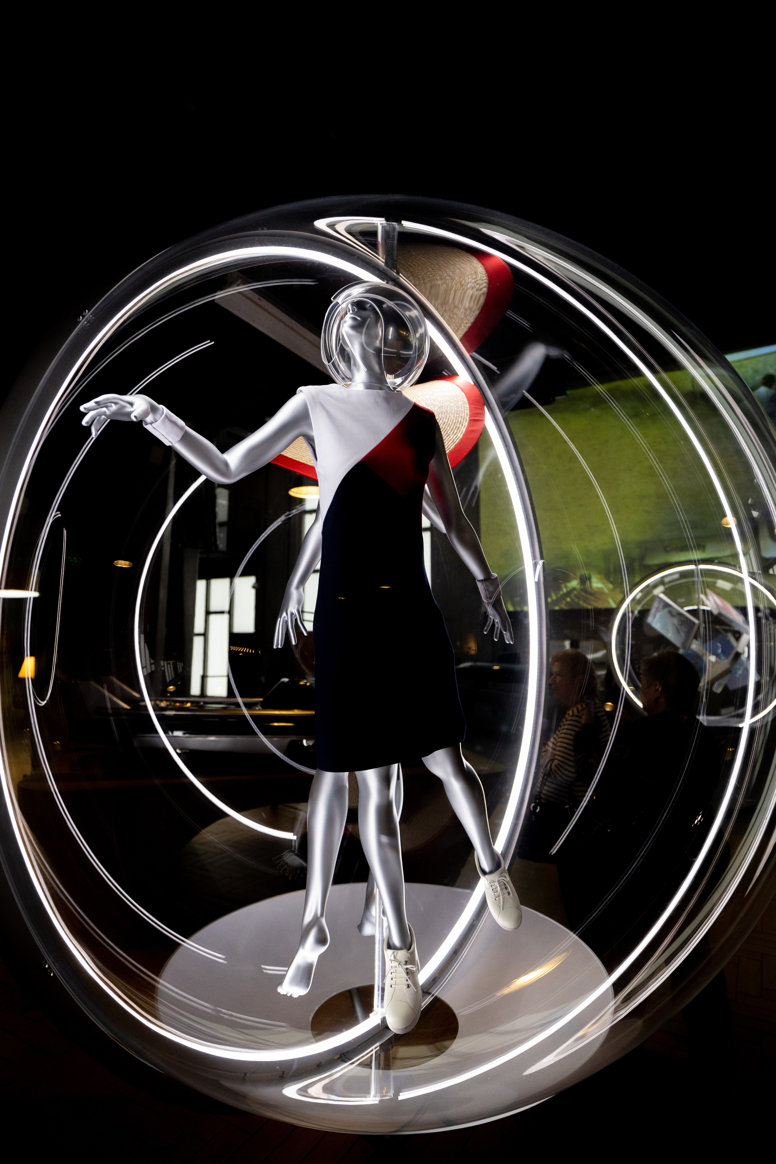 Выставка в павильоне АТОМ. Фотографирую жизнь! Московский фотограф волонтер