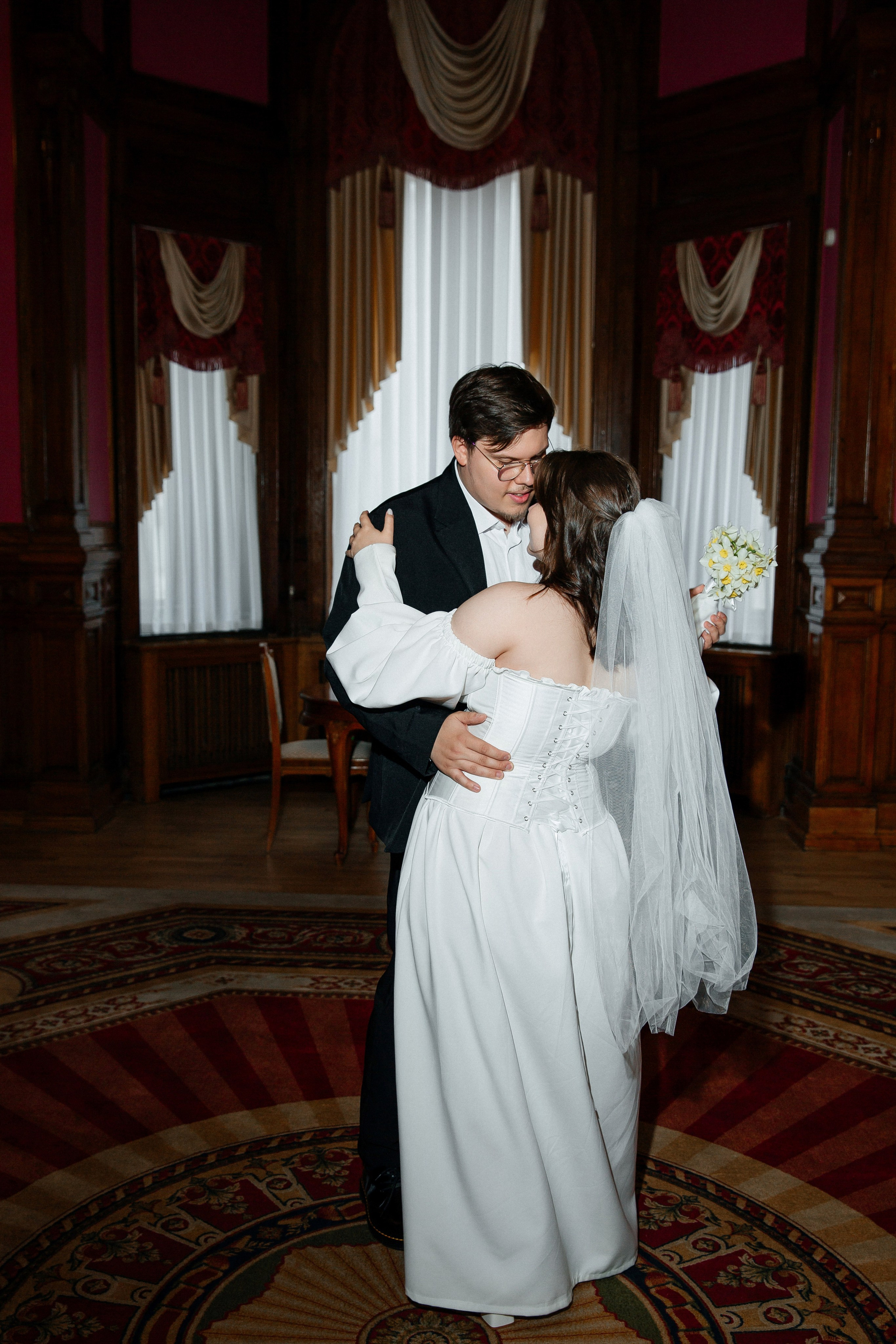 Съемка в отеле и регистрация прохладным майским днем. Свадебный фотограф в Санкт-Петербурге Вика Стукачева