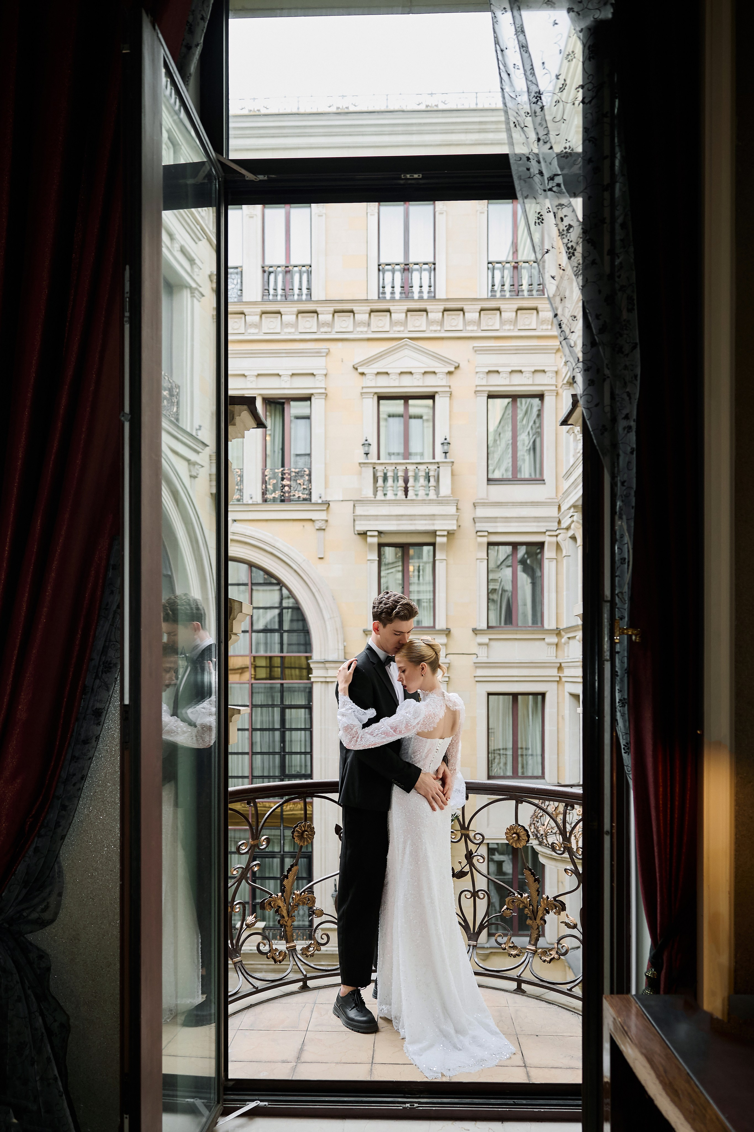 Вадим и Алина. Сборы в отеле St Regis. Свадебный фотограф в Москве и Подмосковье