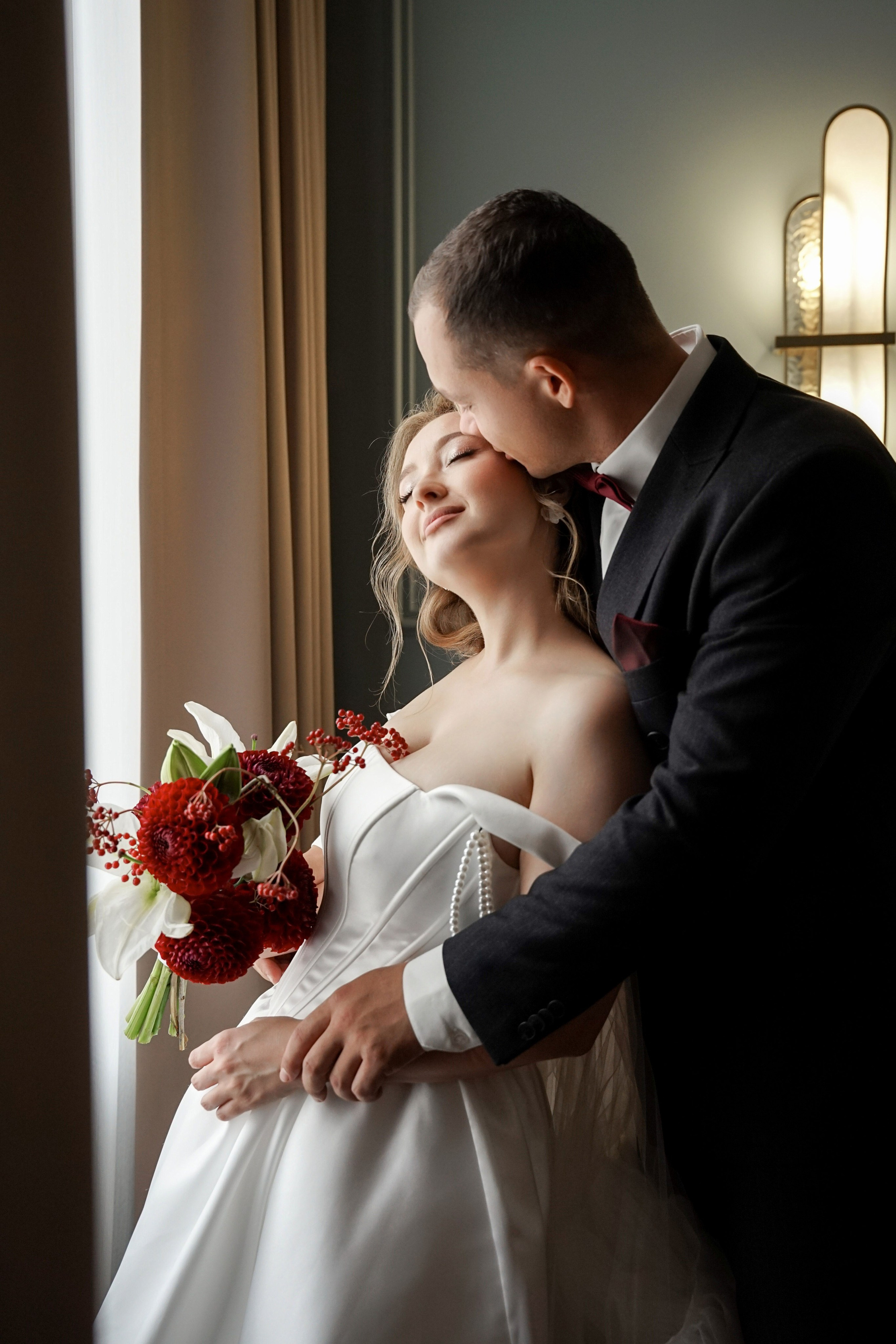 Кристина и Андрей: лавстори в гостинице и динамичный банкет. Фотограф в Иркутске