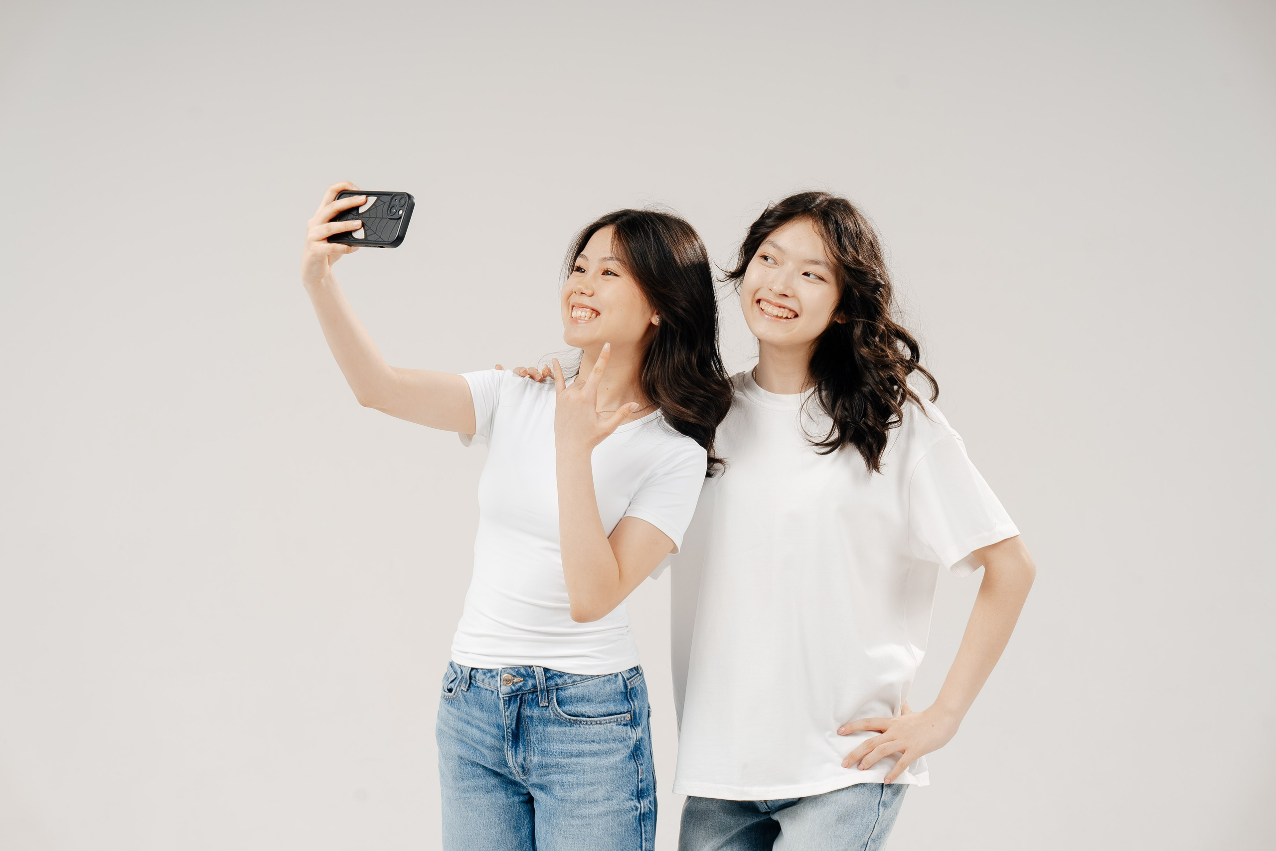 По двое. Выпускные альбомы в Нур-Султане (Астана) и по всему Казахстану