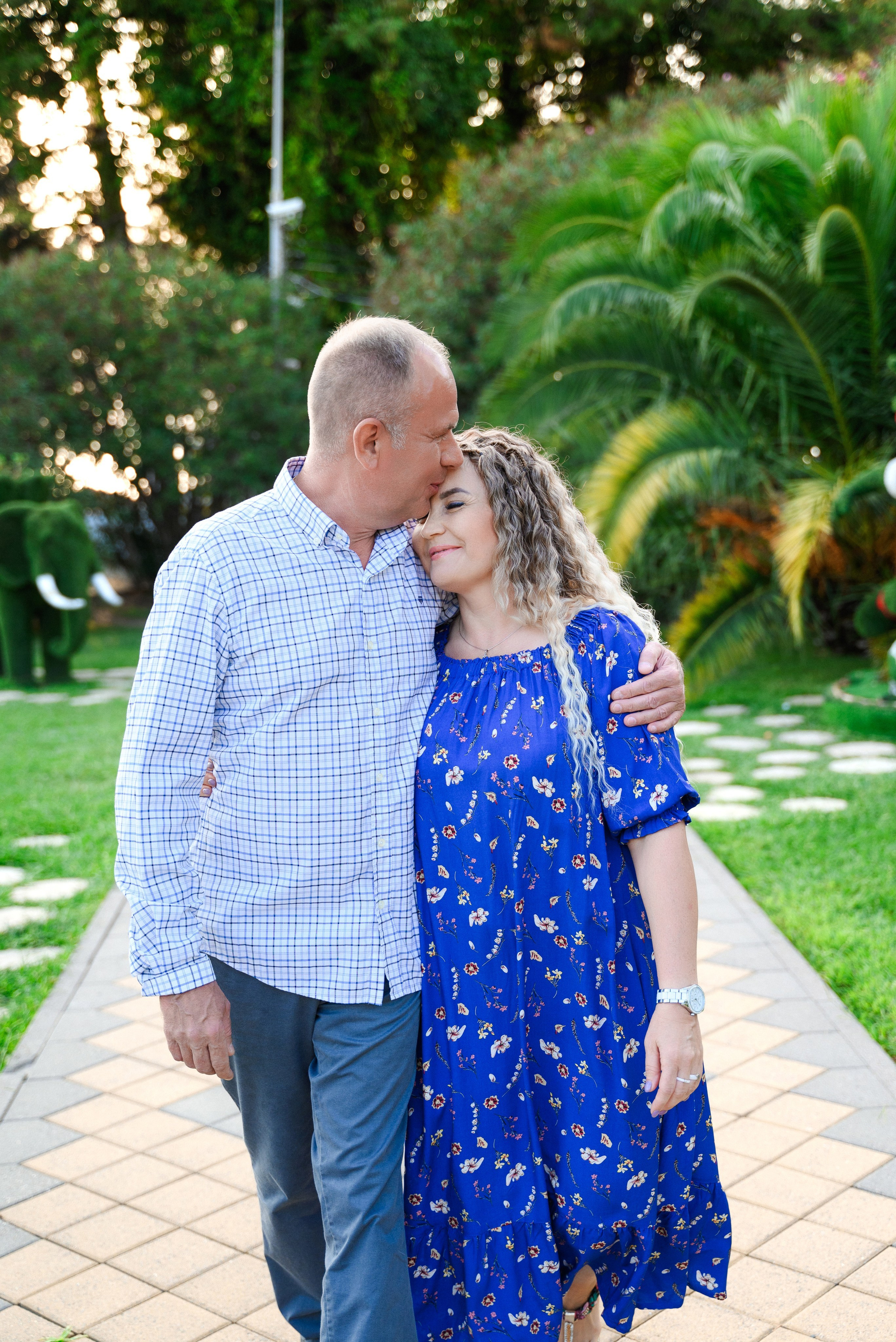 Фотосессия влюбленной пары у моря в Сочи — романтические кадры на фоне пальм