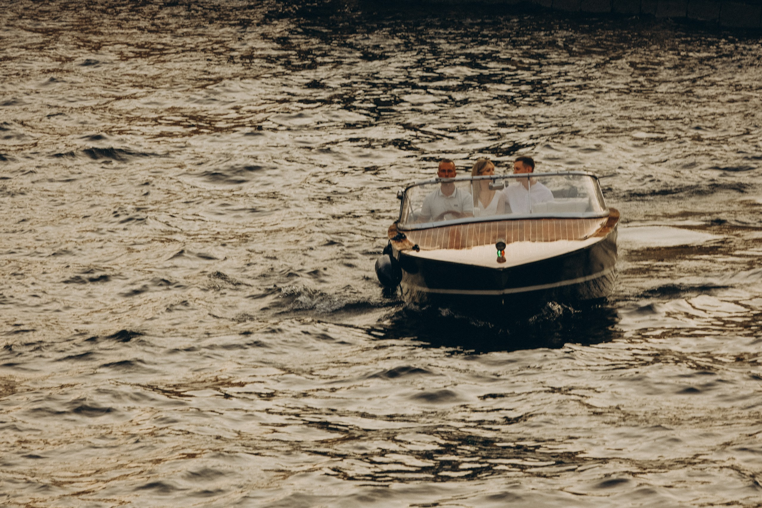 СВАДЕНБНАЯ СЬЕМКА НА КАТЕРЕ ПО КАНАЛАМ САНКТ-ПЕТЕРБУРГА И В АКВАТОРИИ НЕВЫ. Профессиональный фотограф, Санкт-Петербург — Виктория Богомолова