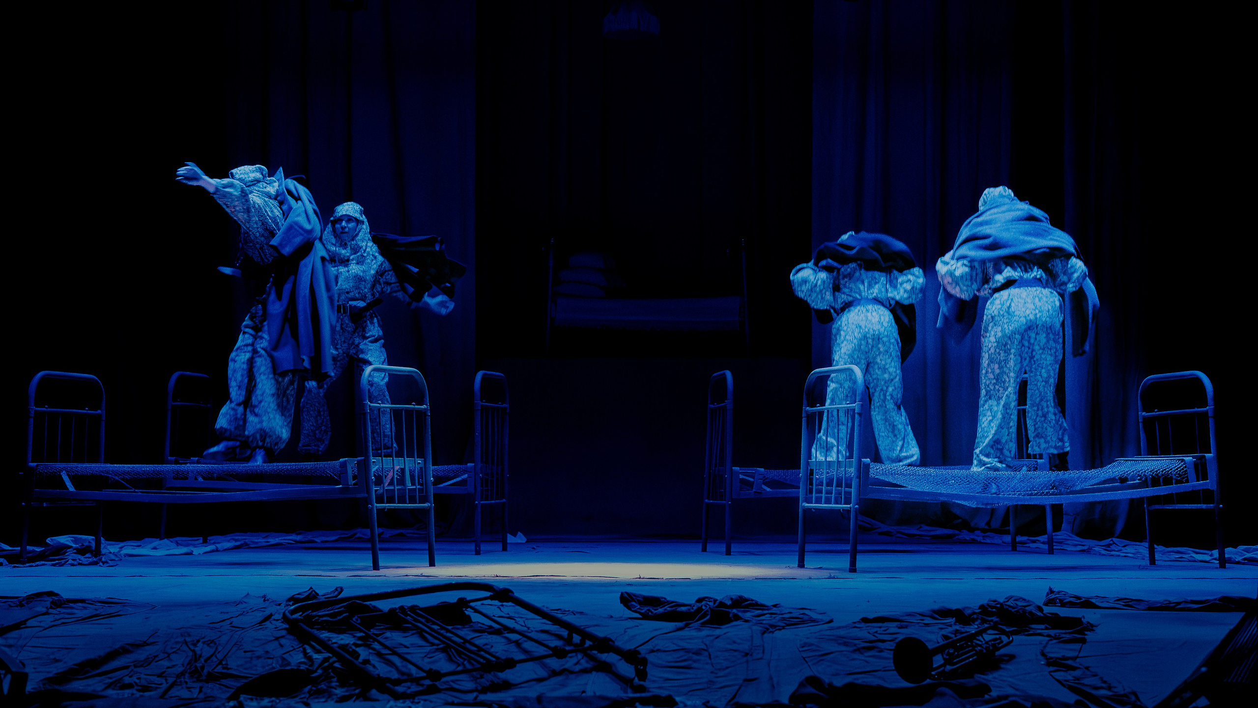 Театр Юного Зрителя " Не покидай меня». Фотограф Марк Файзулин