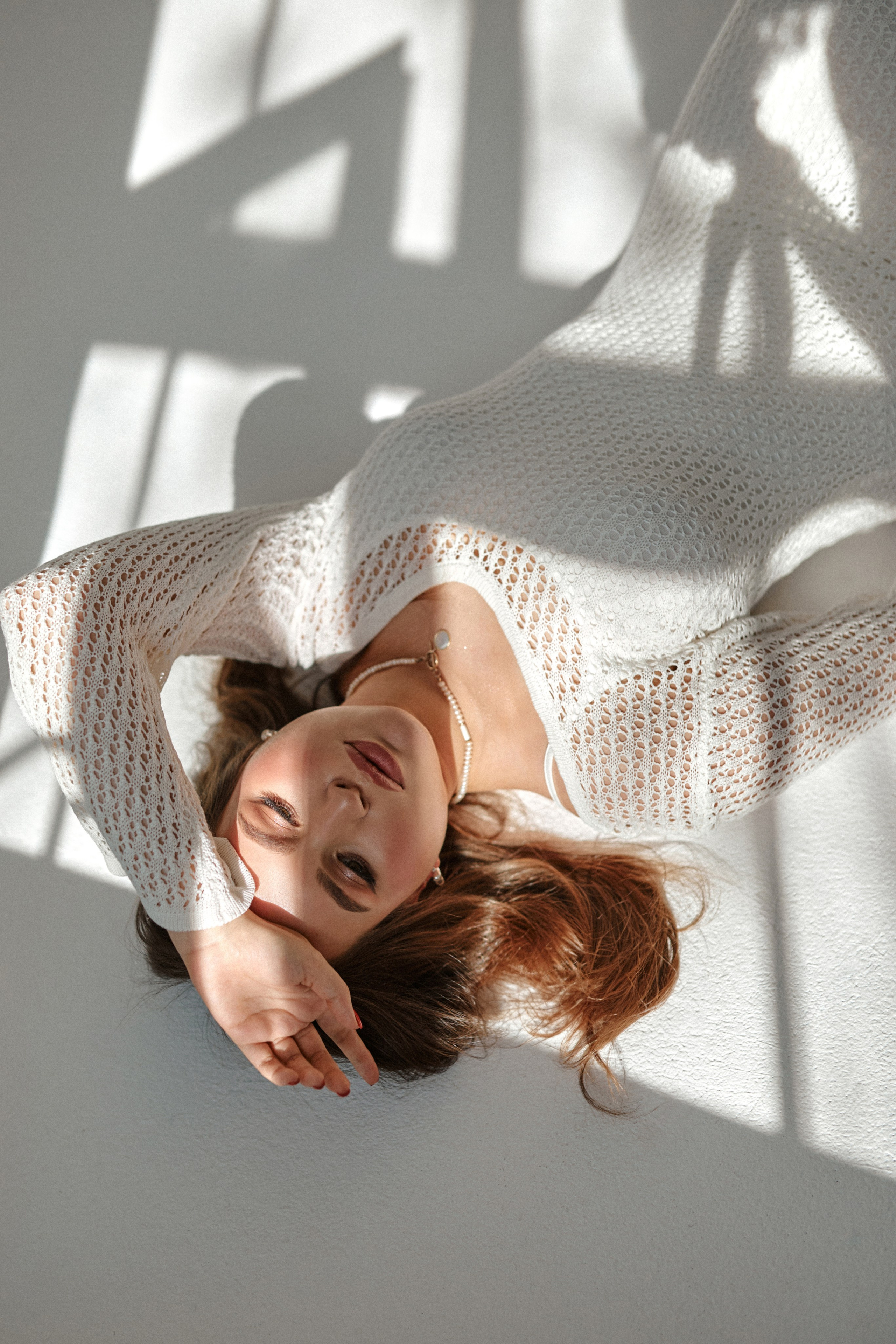 Минималистичная фотосессия. Сестры Карабаза. Фотографы и ретушеры в Москве и Санкт-Петербурге