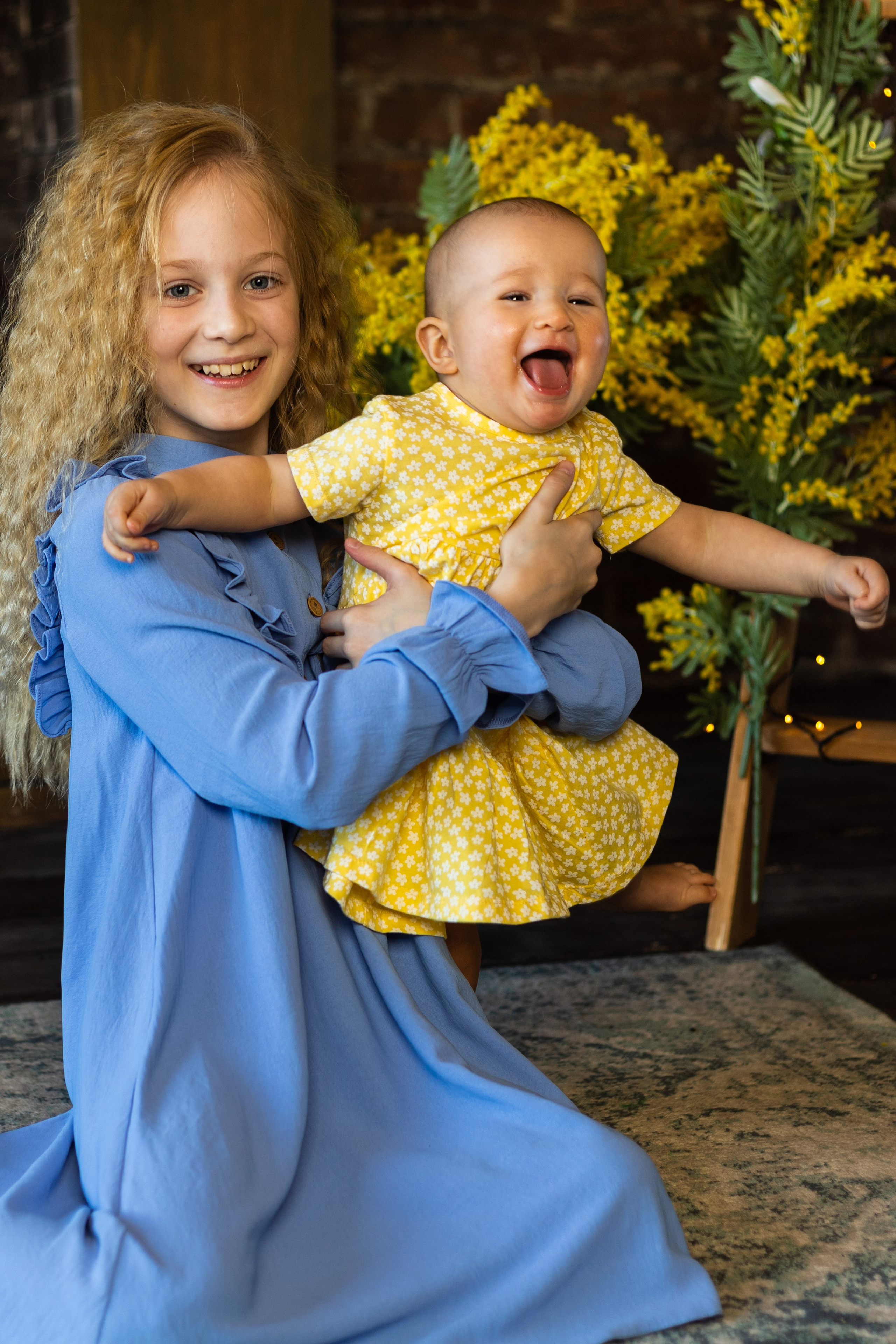 Алиса с сестренкой. Детская фотосессия в студии с мимозой. Семейный и детский фотограф в Санкт-Петербурге Павлова Елена