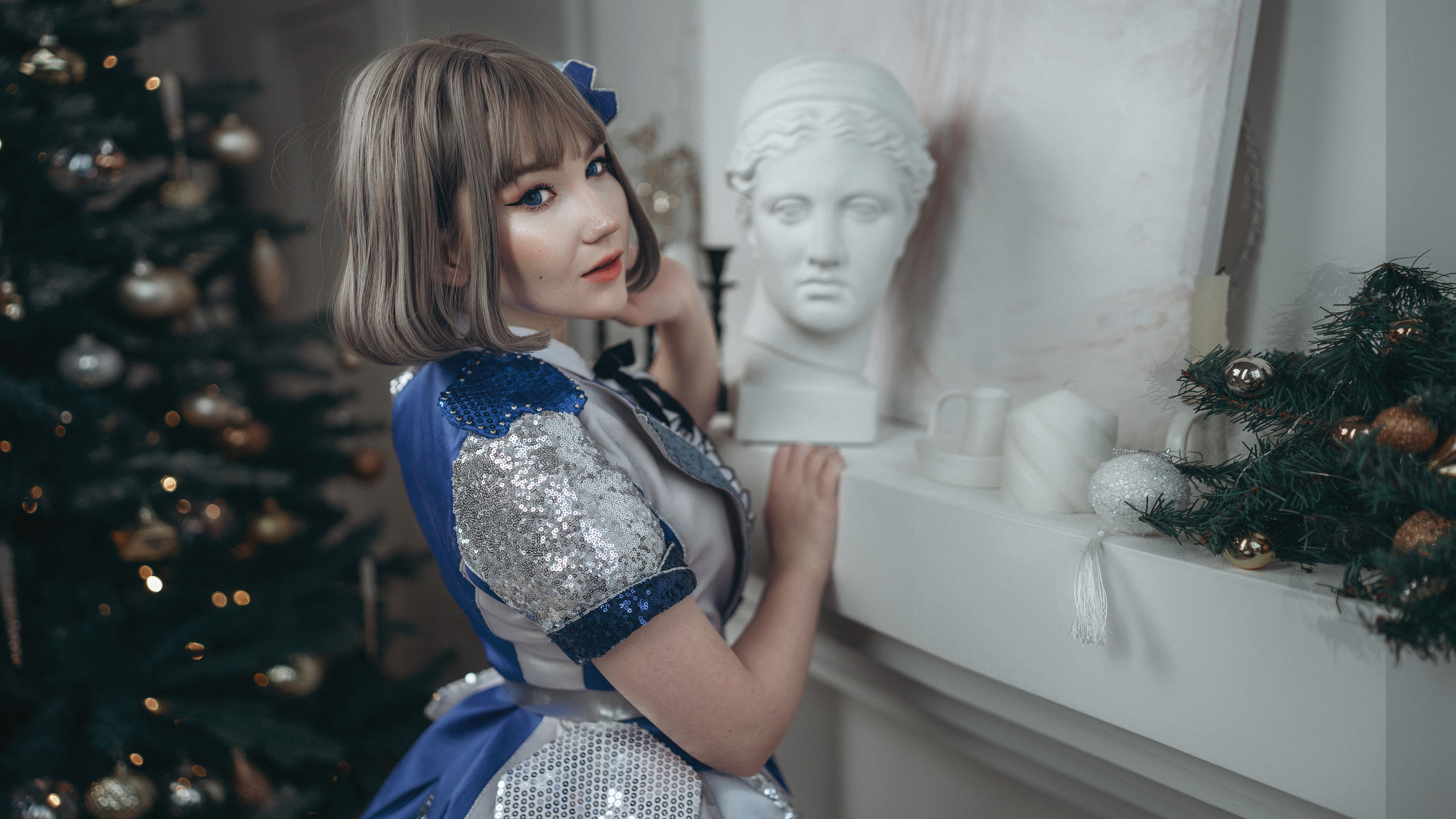 Девушка в синем платье с бюстом мужчины.