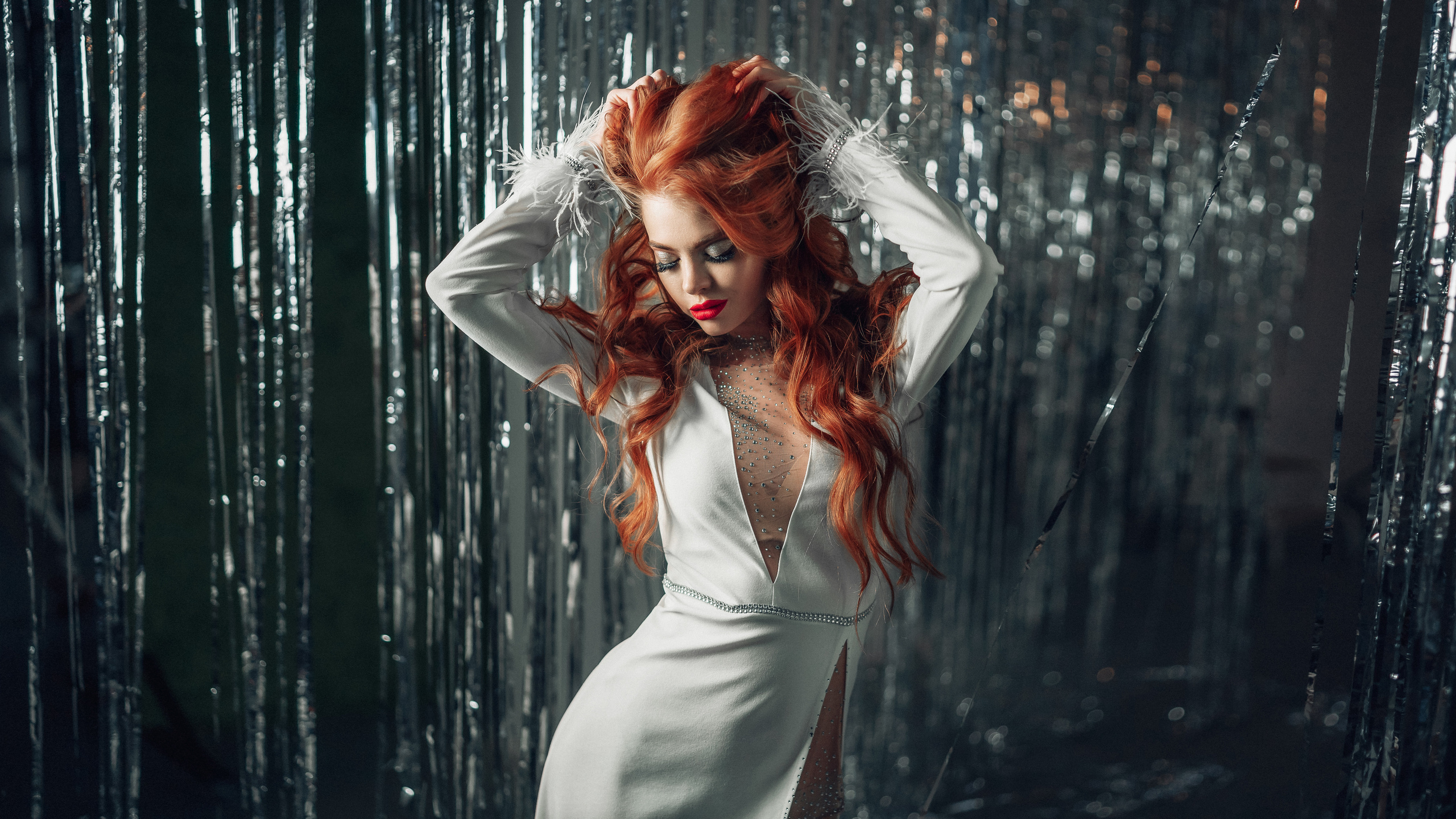 Девушка с рыжими волосами держит волосы двумя руками поднимая их вверх. Фотограф в городе Воронеже