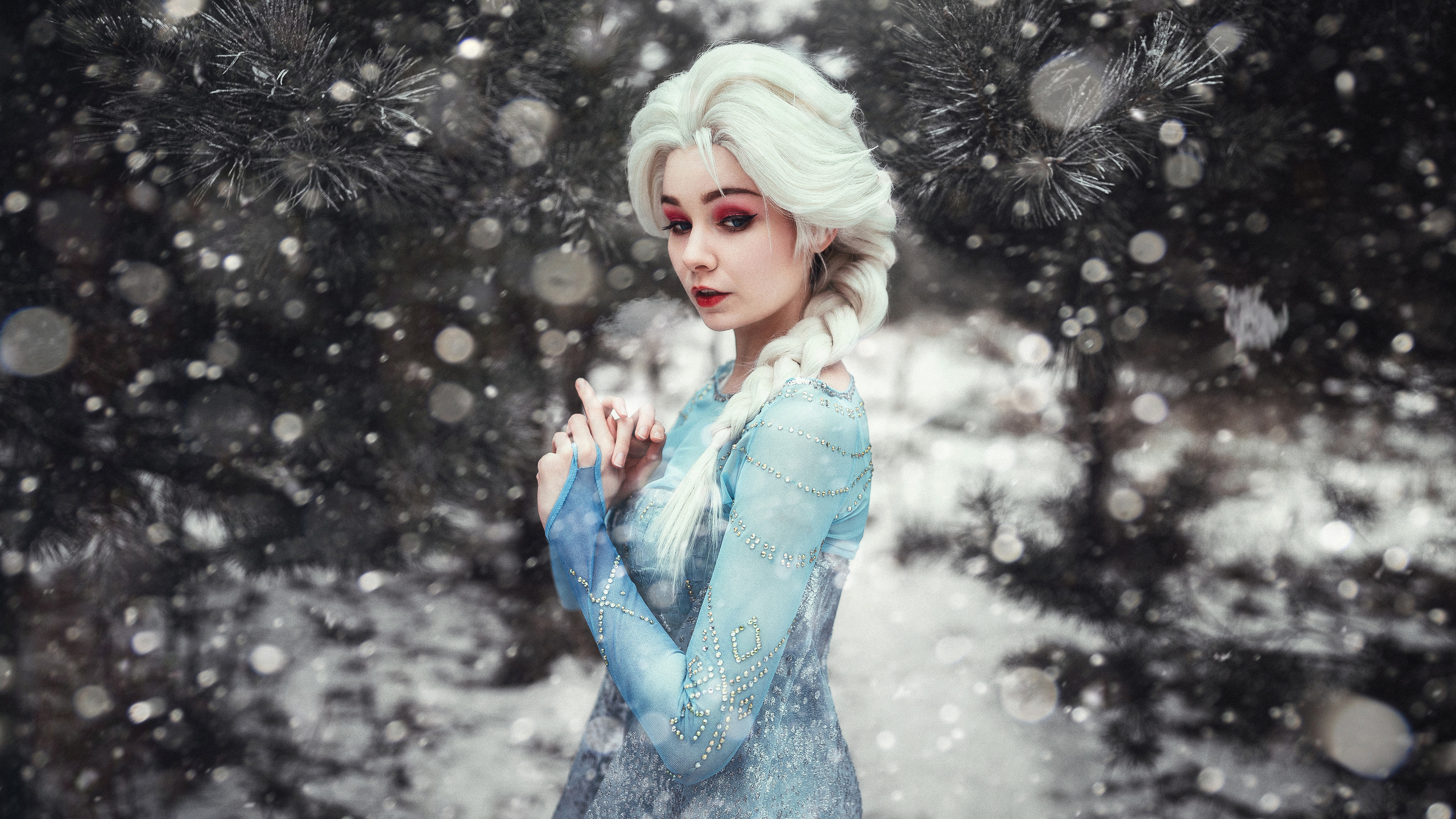 Снежная королева Эльза стоит в холодном лесу. Фотография Романа Яковенко