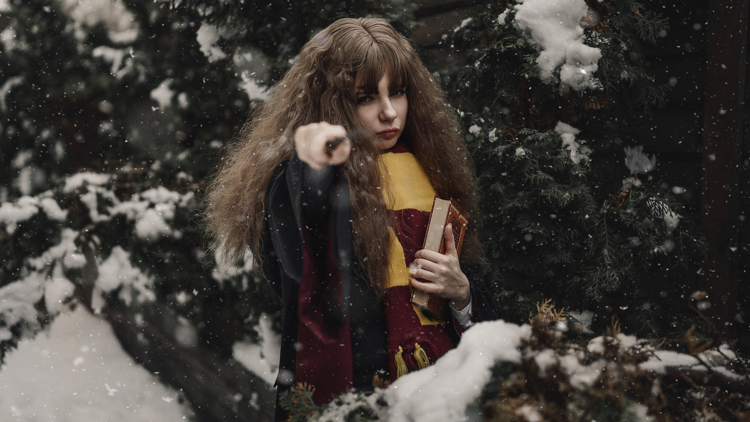 Девушка в образе Гермионы хочет направить на вас заклинание.