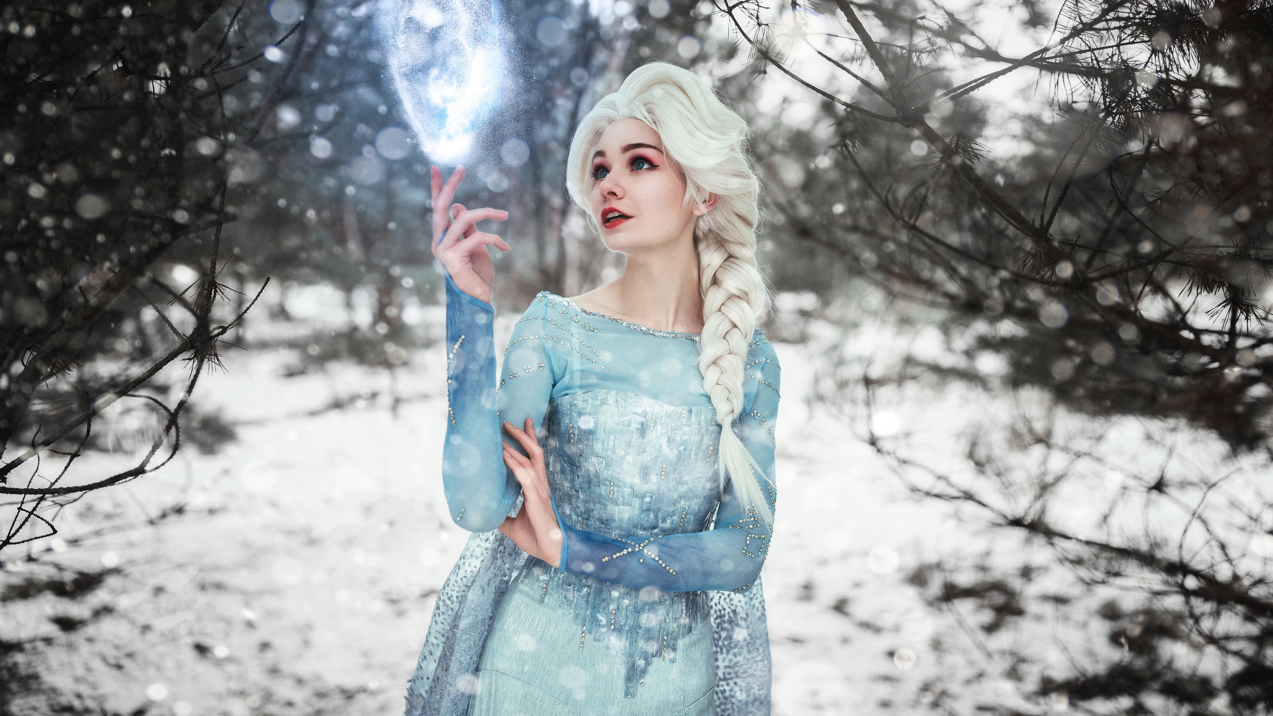 Снежная королева Эльза играет с магией холода.