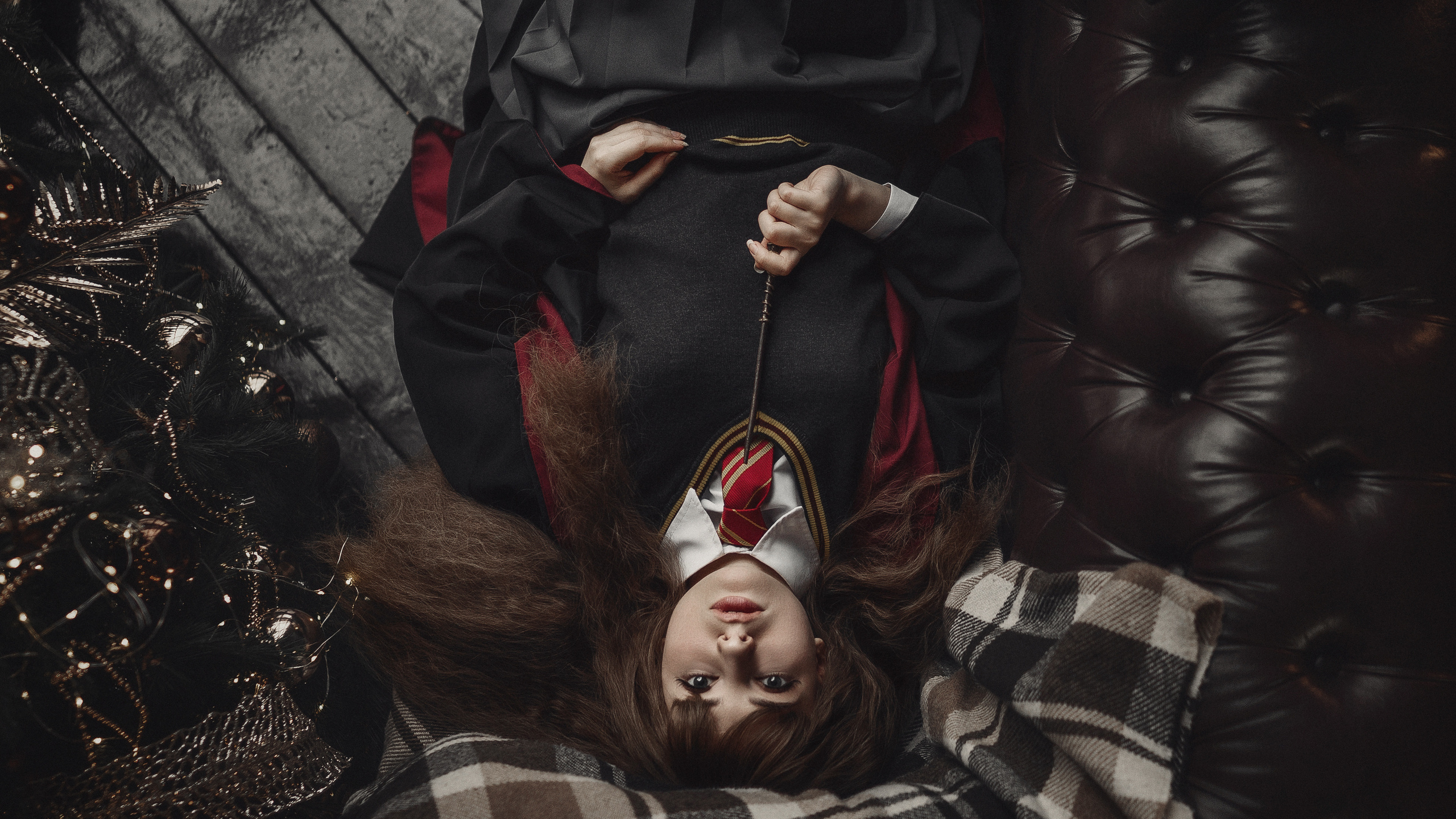 Девушка в образе Гермионы лежит на диване. Автор: Роман Яковенко