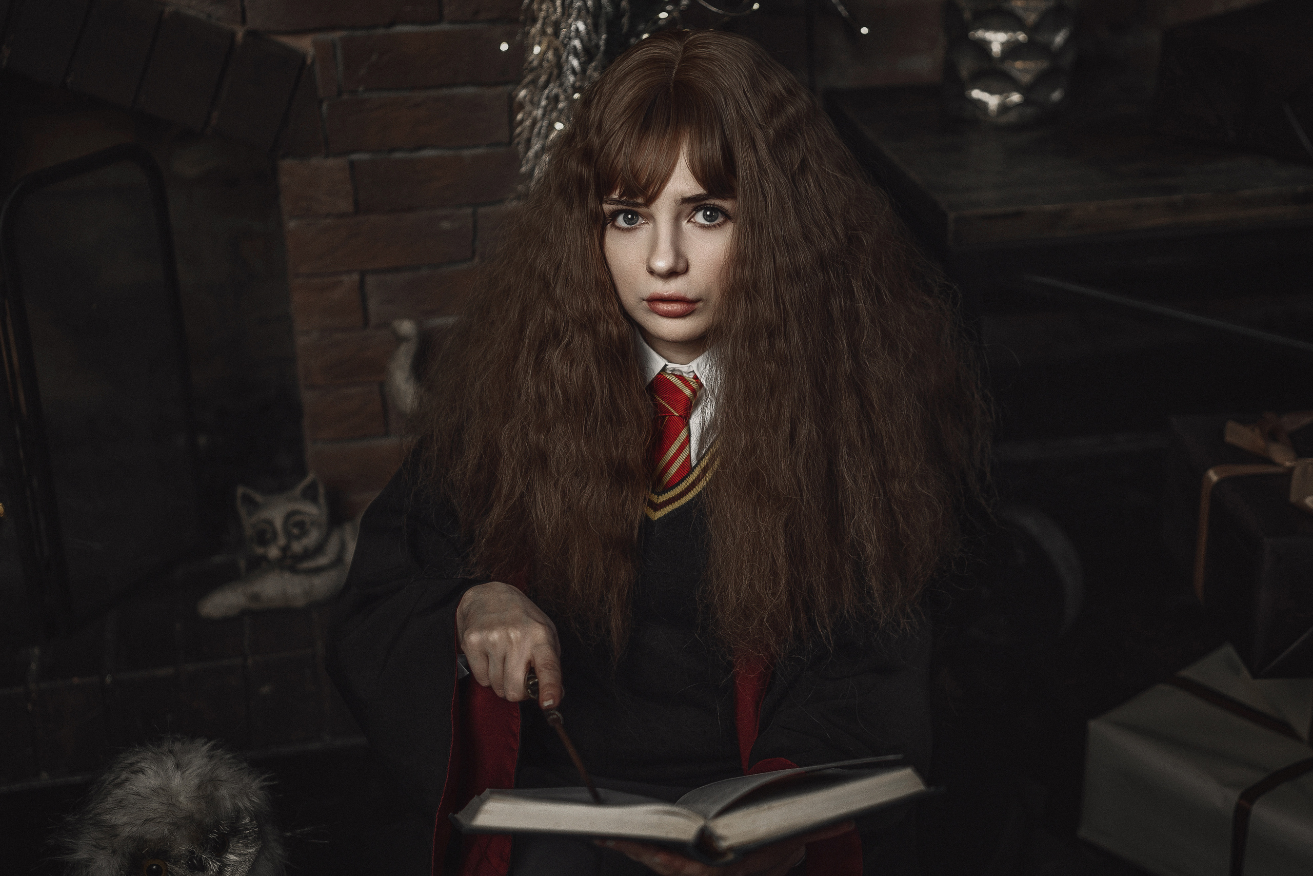 Девушка в образе Гермионы заклинает книгу. Фотография Романа Яковенко