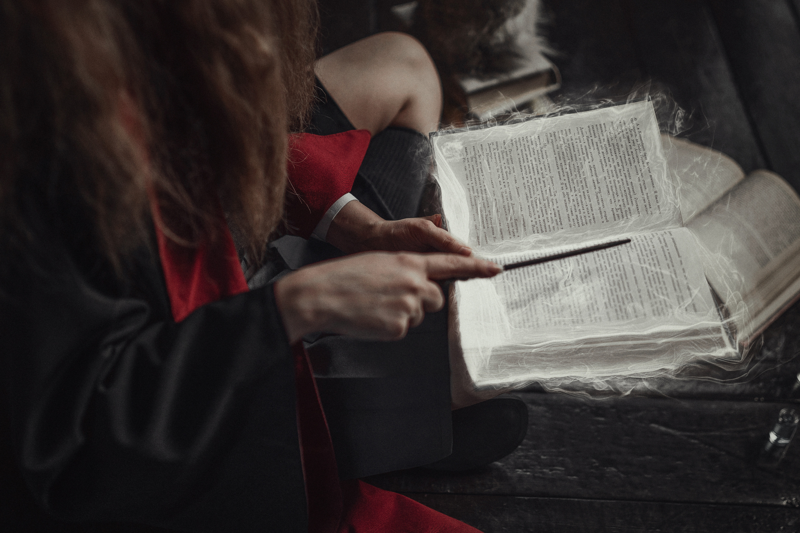 Девушка в образе Гермионы и книга.