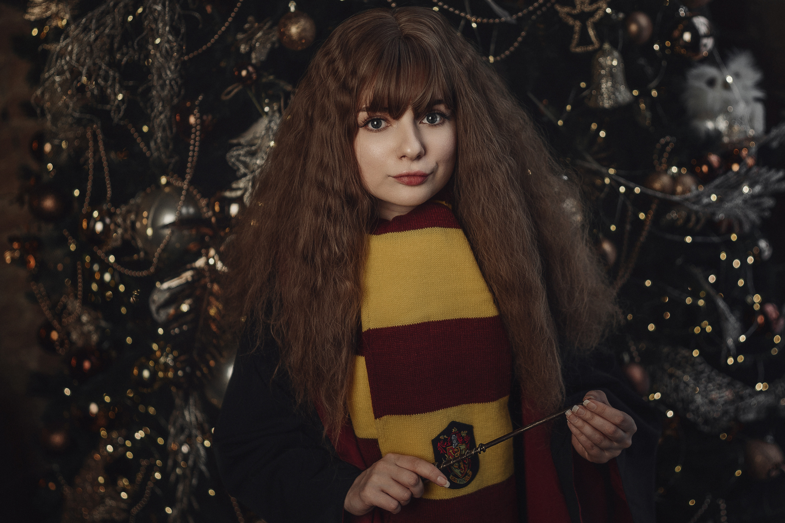 Девушка в образе Гермионы с шарфом у елки. Фотограф в городе Воронеже