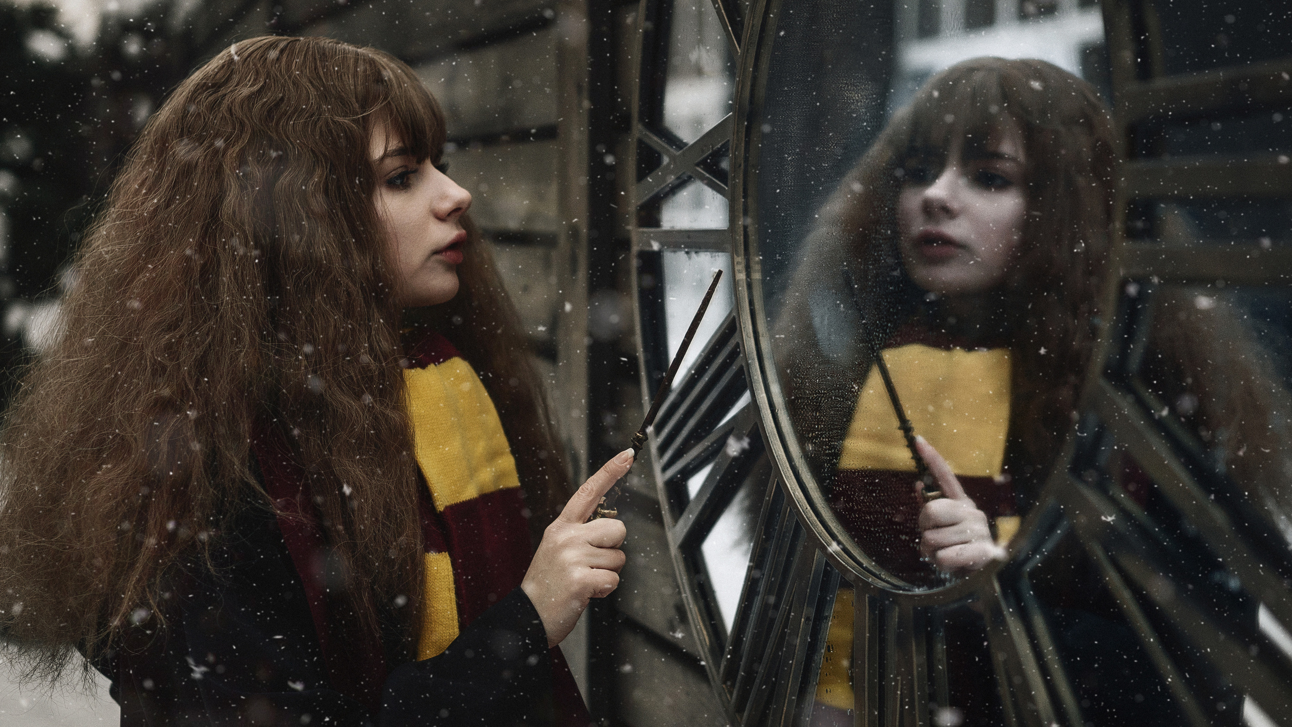 Девушка в образе Гермионы и тайное зеркало, в котором ее отражение.