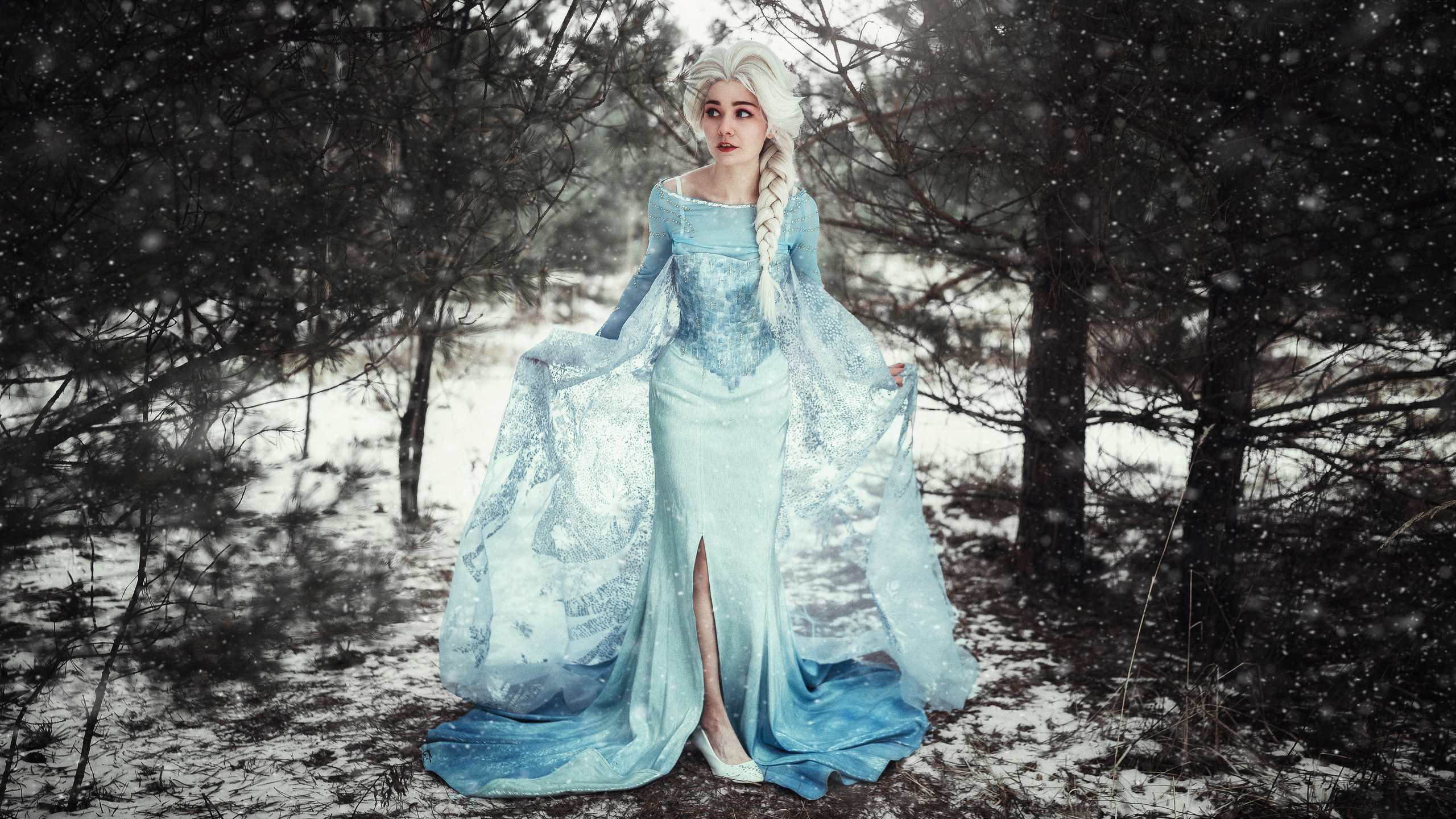 Снежная королева Эльза ищет людей в холодном лесу.