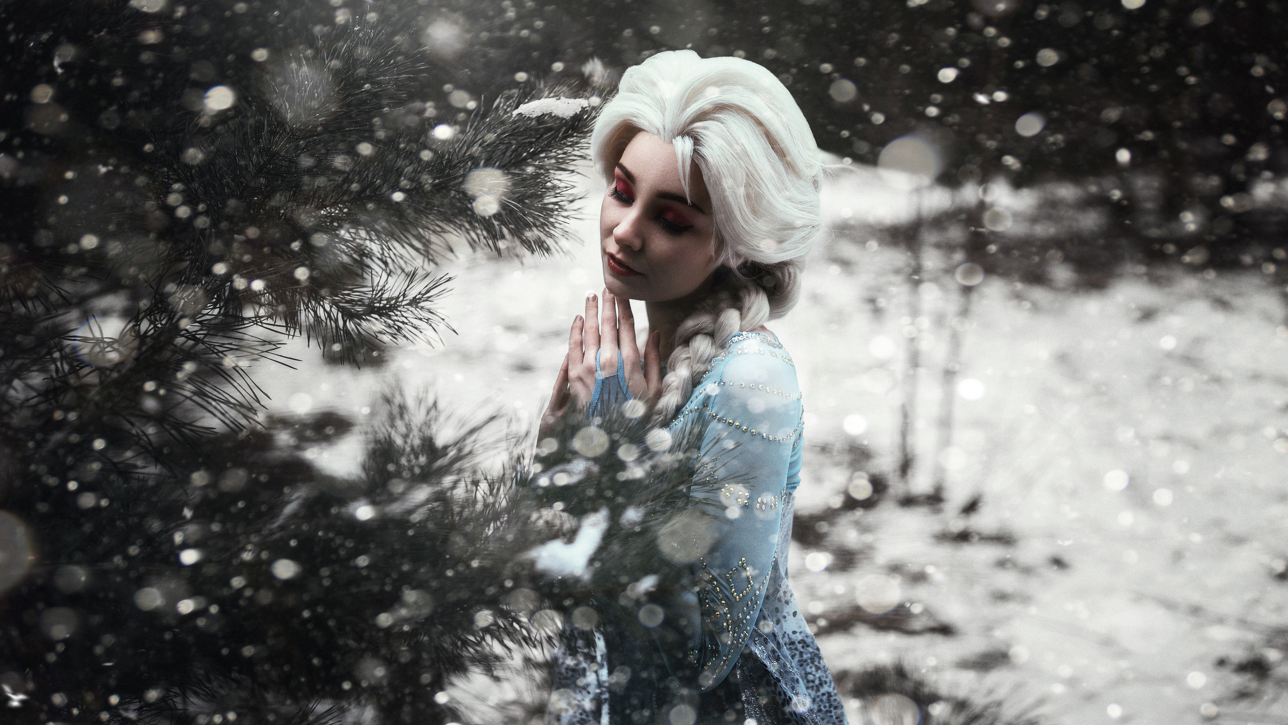 Снежная королева Эльза сложила руки и стоит у елки. Автор: Роман Яковенко