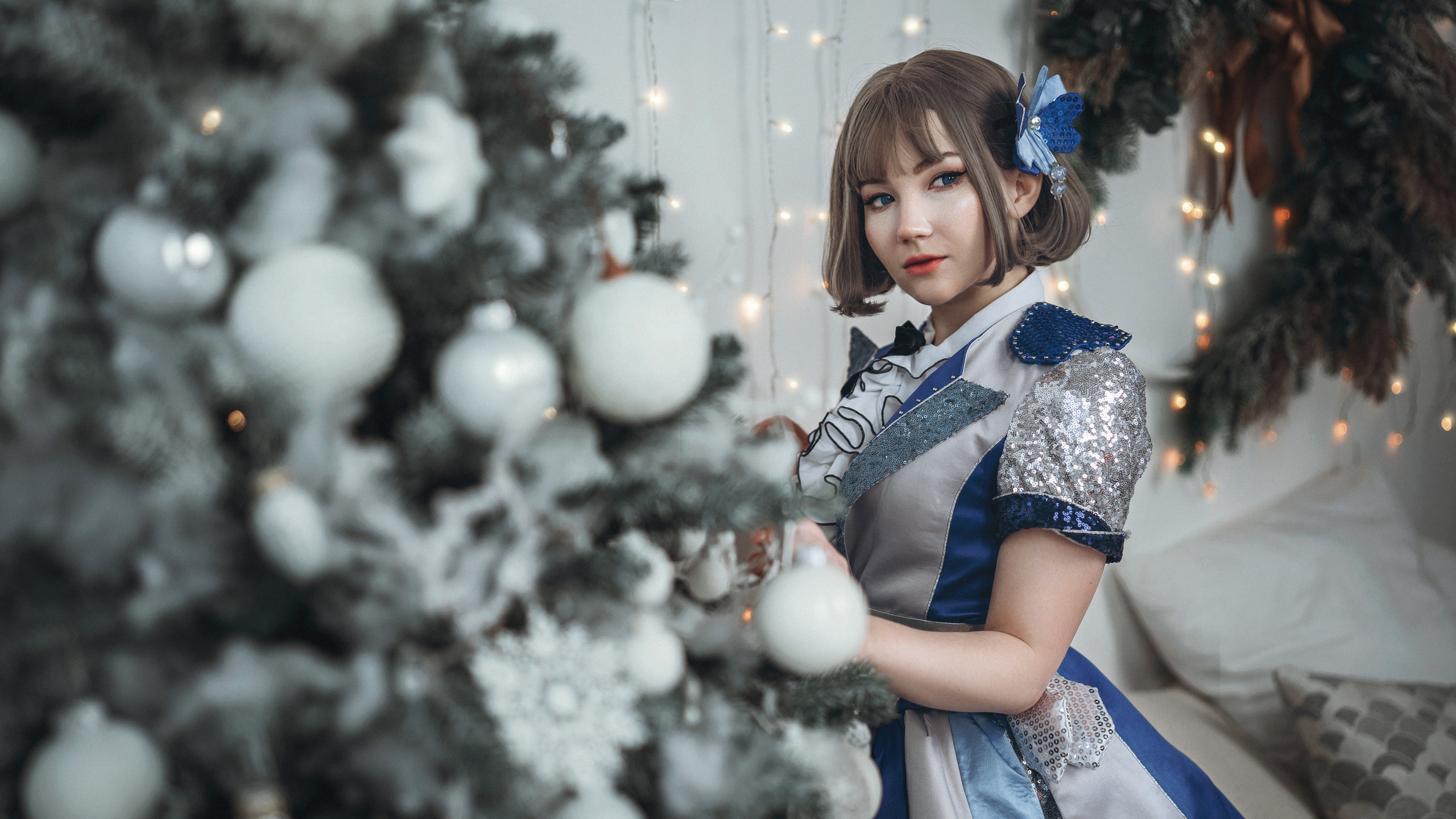 Девушка в синем платье у новогодней елки стоит. Фотограф в городе Воронеже