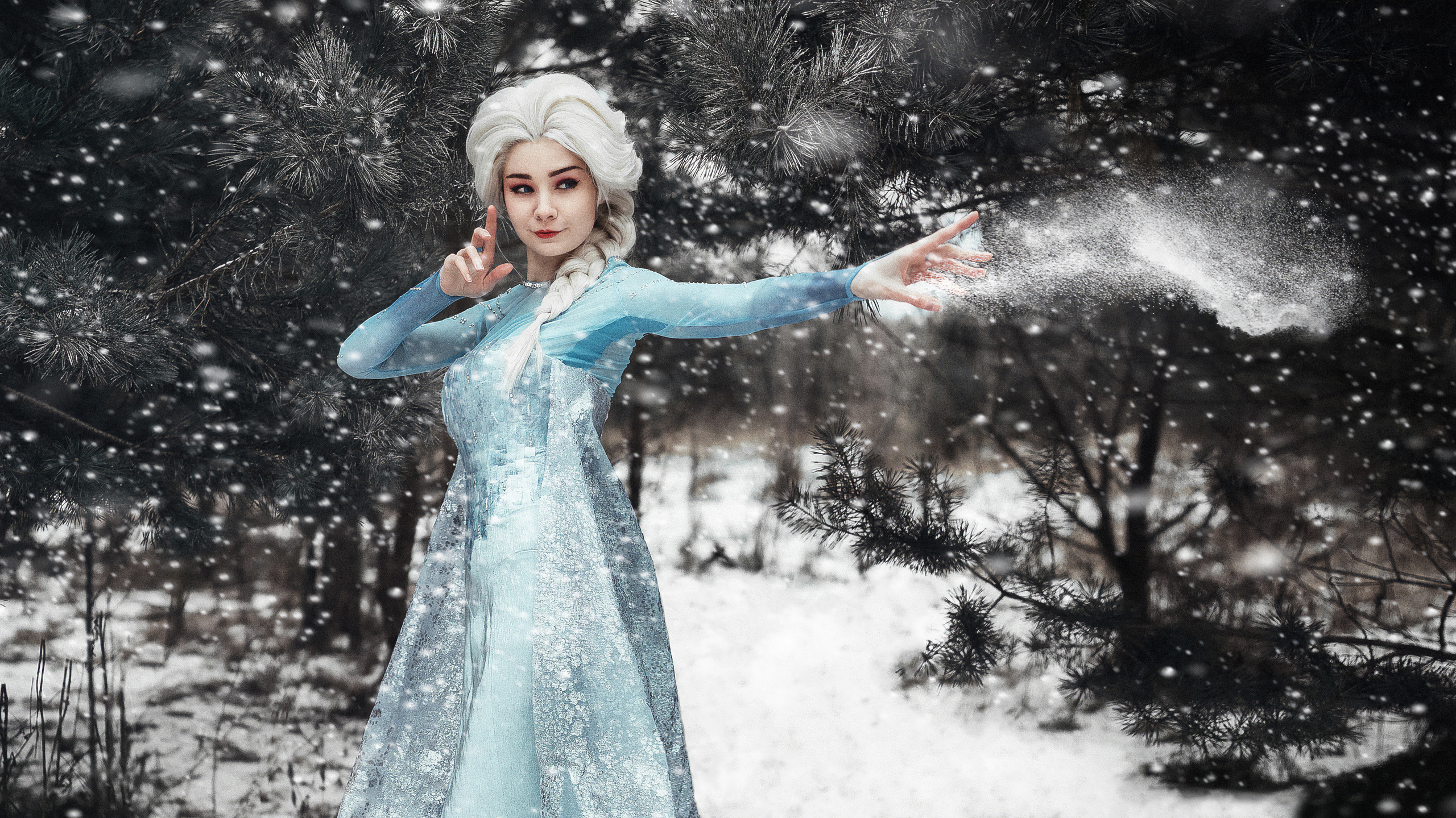 Снежная королева Эльза колдует магию холода. Фотограф в городе Воронеже