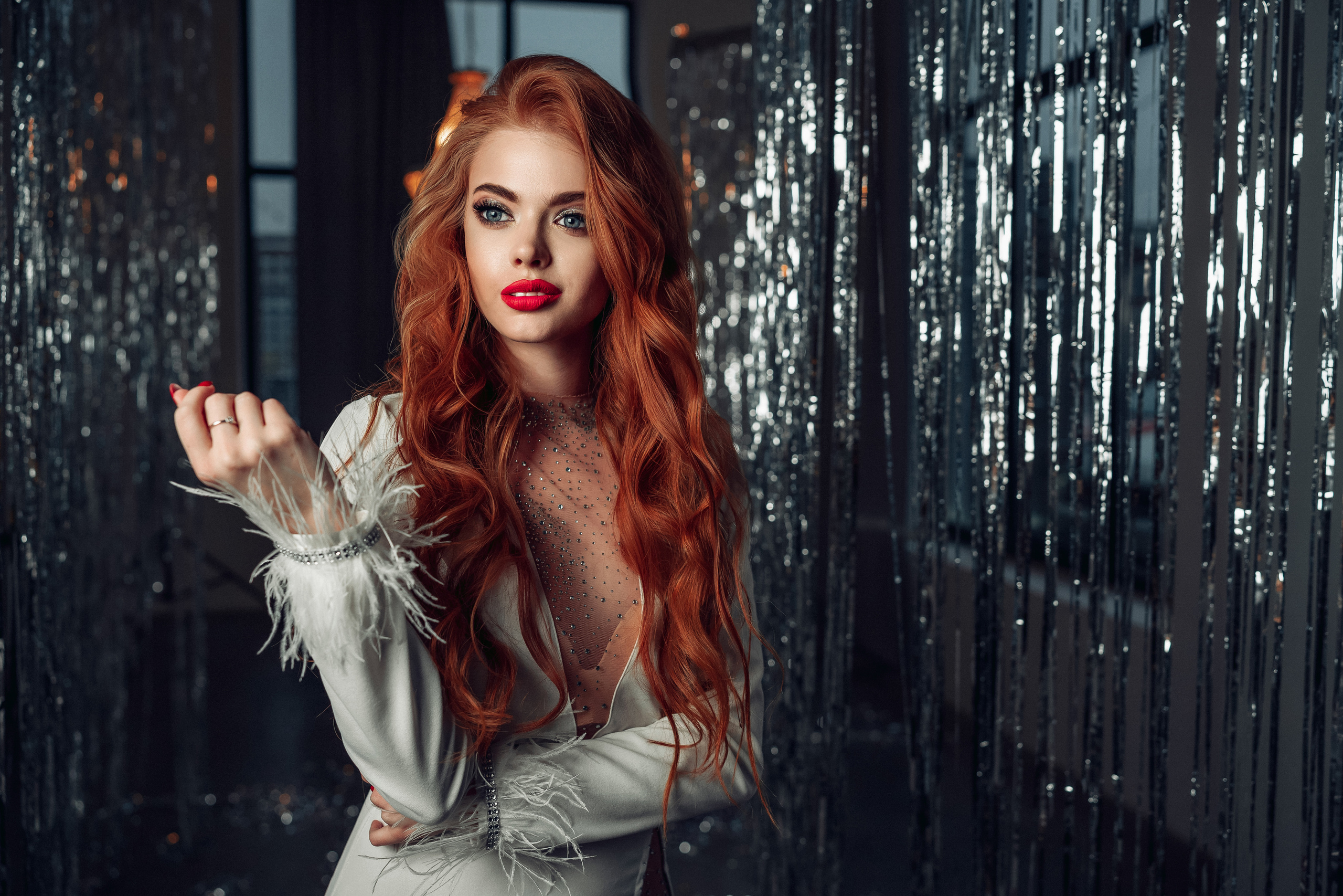 Девушка с рыжими волосами в белом платье в студии.  Фотограф Роман Яковенко