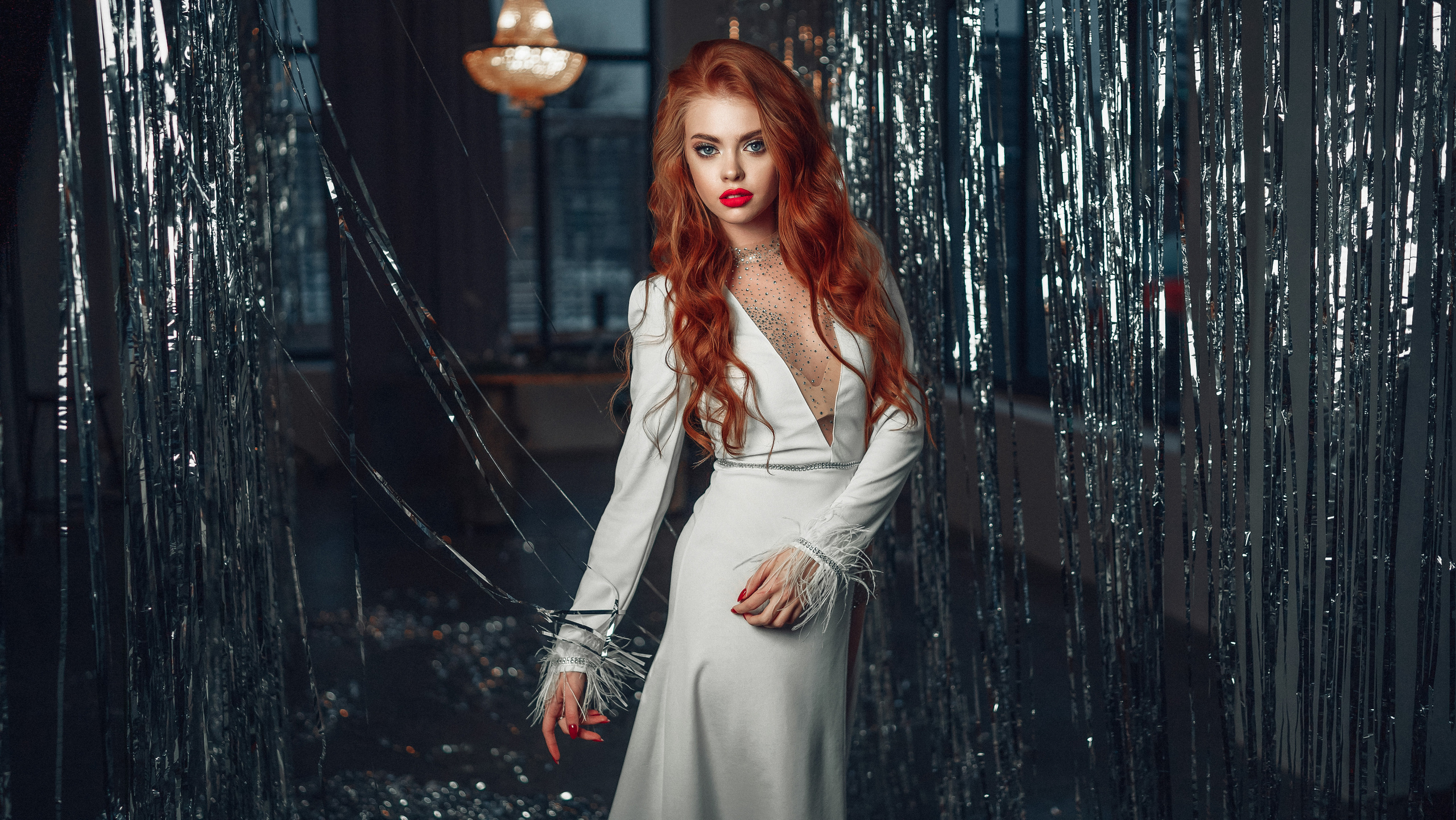 Девушка с рыжими волосами в белом платье в студии с новогодней мишурой. Фотография Романа Яковенко