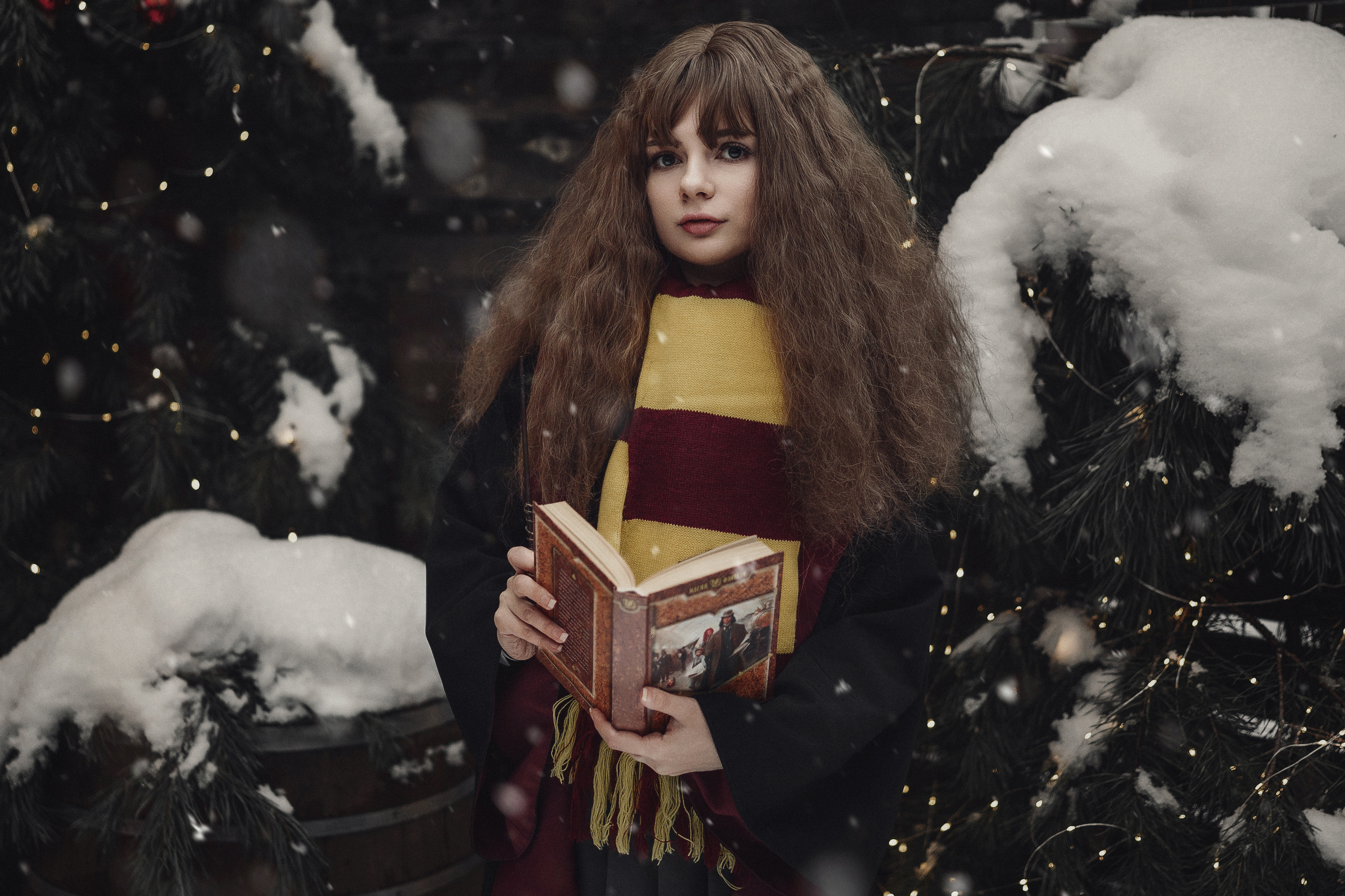 Девушка в образе Гермионы стоит с книгой. Автор: Роман Яковенко