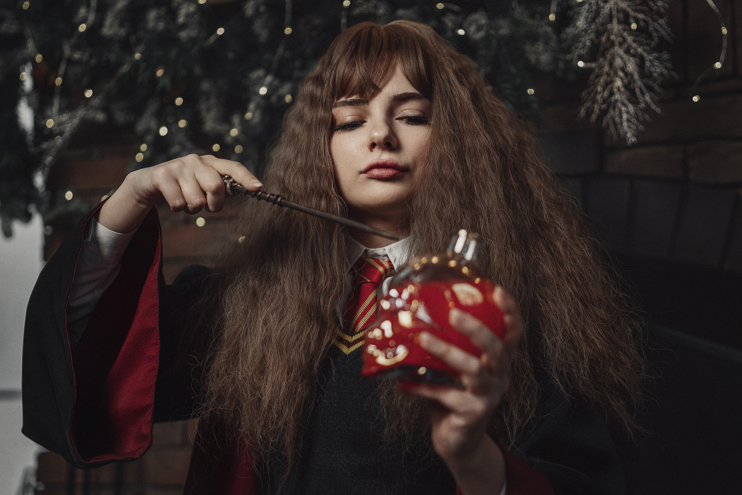 Девушка в образе Гермионы заклинает раствор.