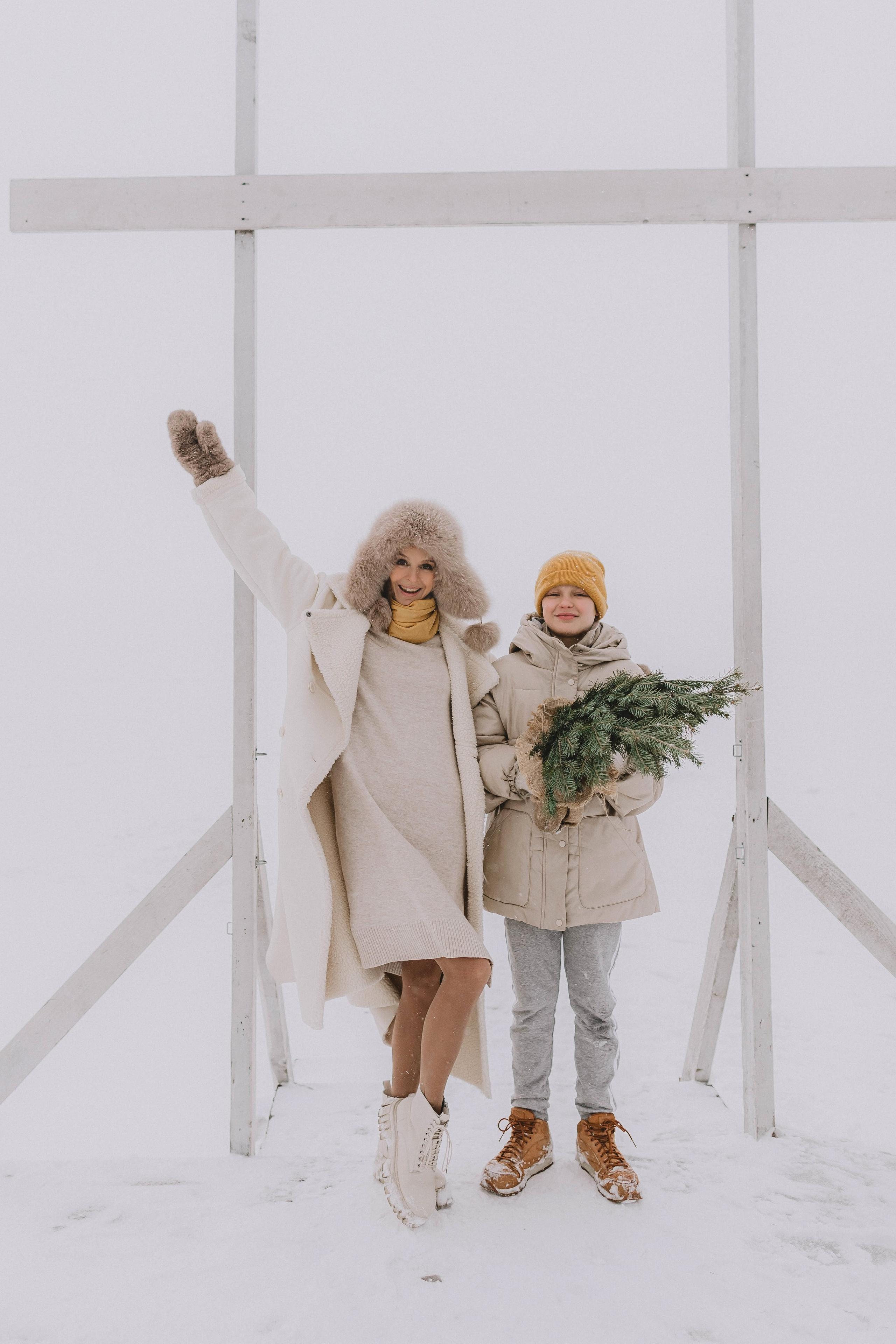 Семейная фотосессия  на улице зимой, в снегу, новогодняя съемка. Мама с сыном и елкой.