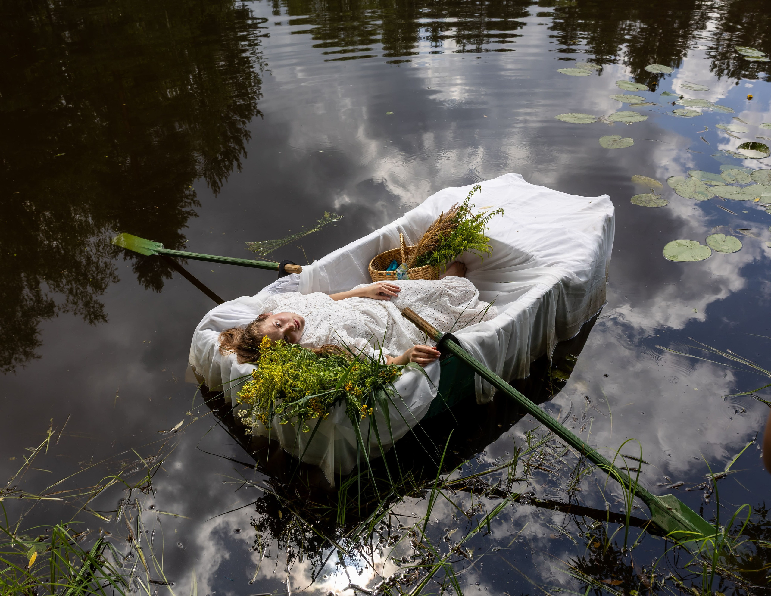 Фотосессия на воде в лодке с отражением облаков, художественная съёмка, фотограф Карасёва Елена