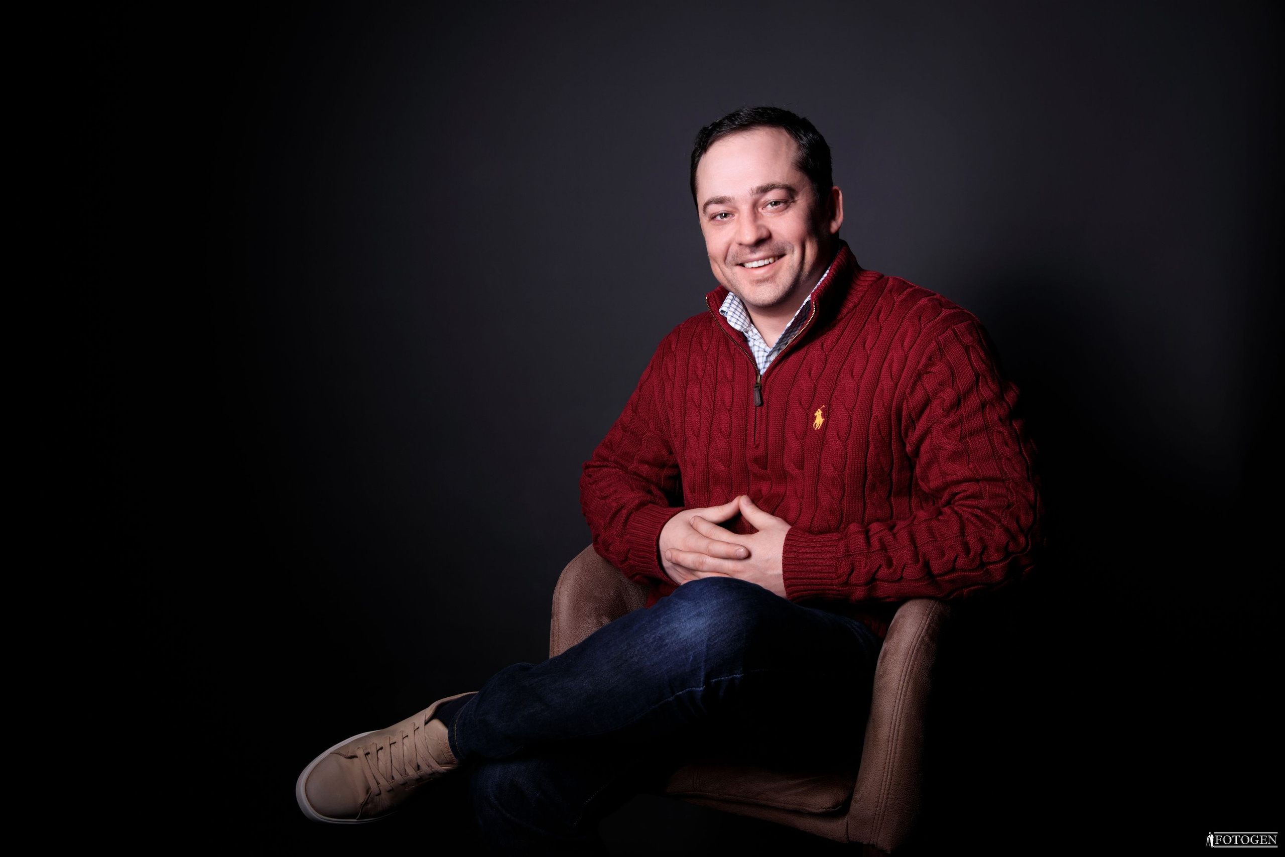 Профессиональная мужская фотосессия в Fotogen: Ваша история в кадре. Интерьерная фотостудия FOTOGEN г. Краснодар