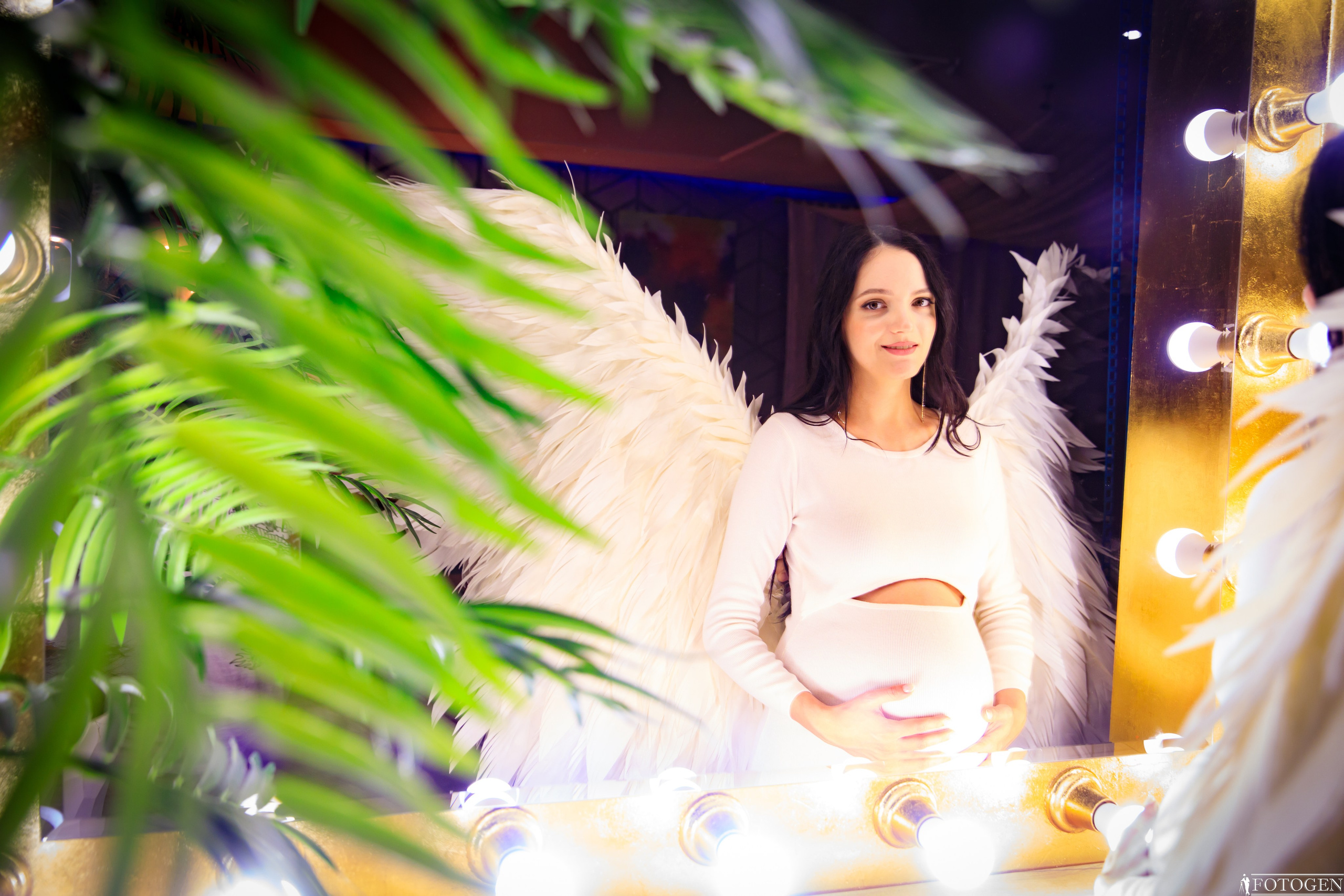 Фотосессия для беременных в интерьерной фотостудии «Fotogen» г. Краснодар -  «Буду мамой». Фото у зеркала. Фотография 2.