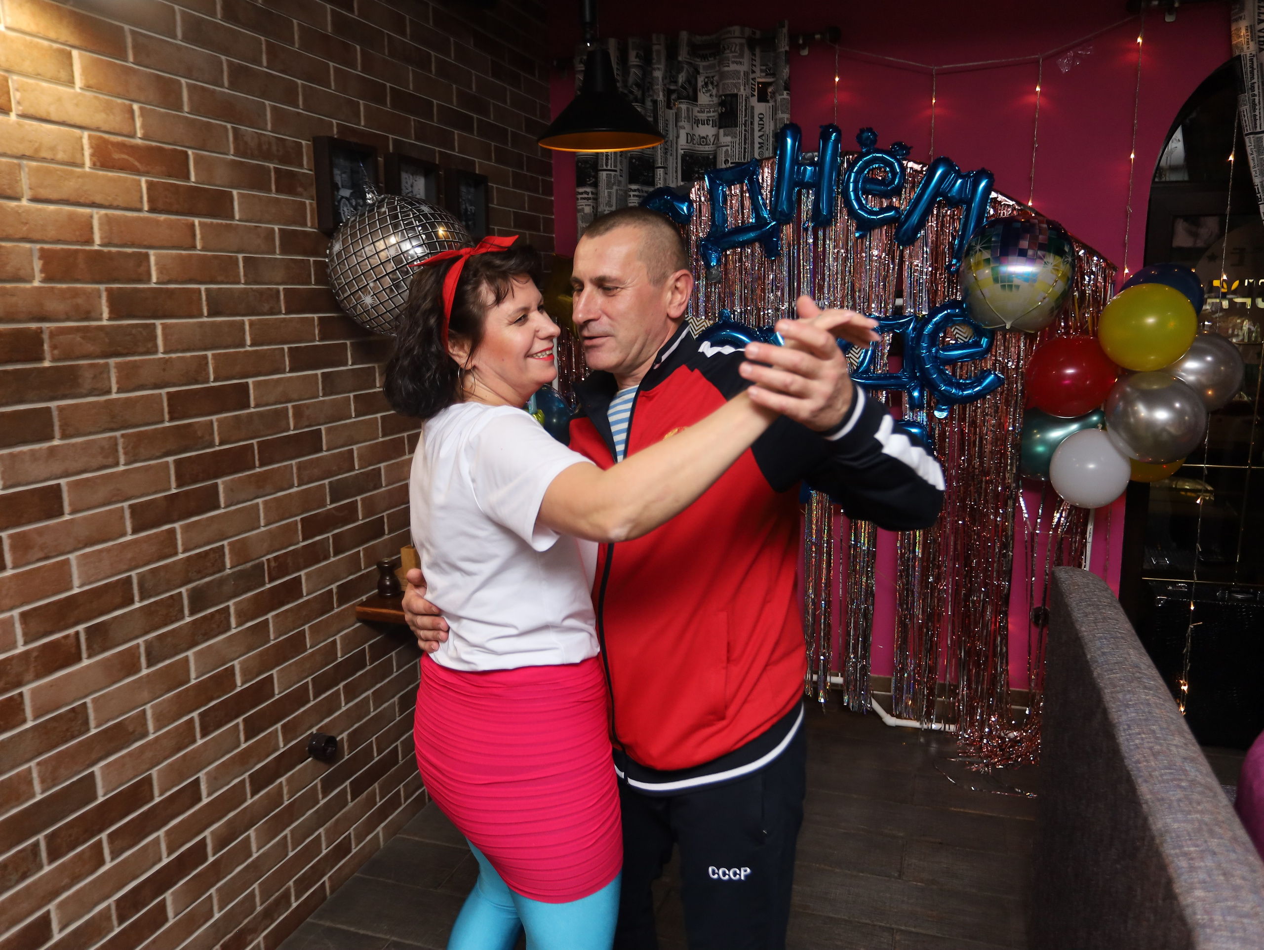 Дискотека в стиле 90-х. Репортажный фотограф Анапа