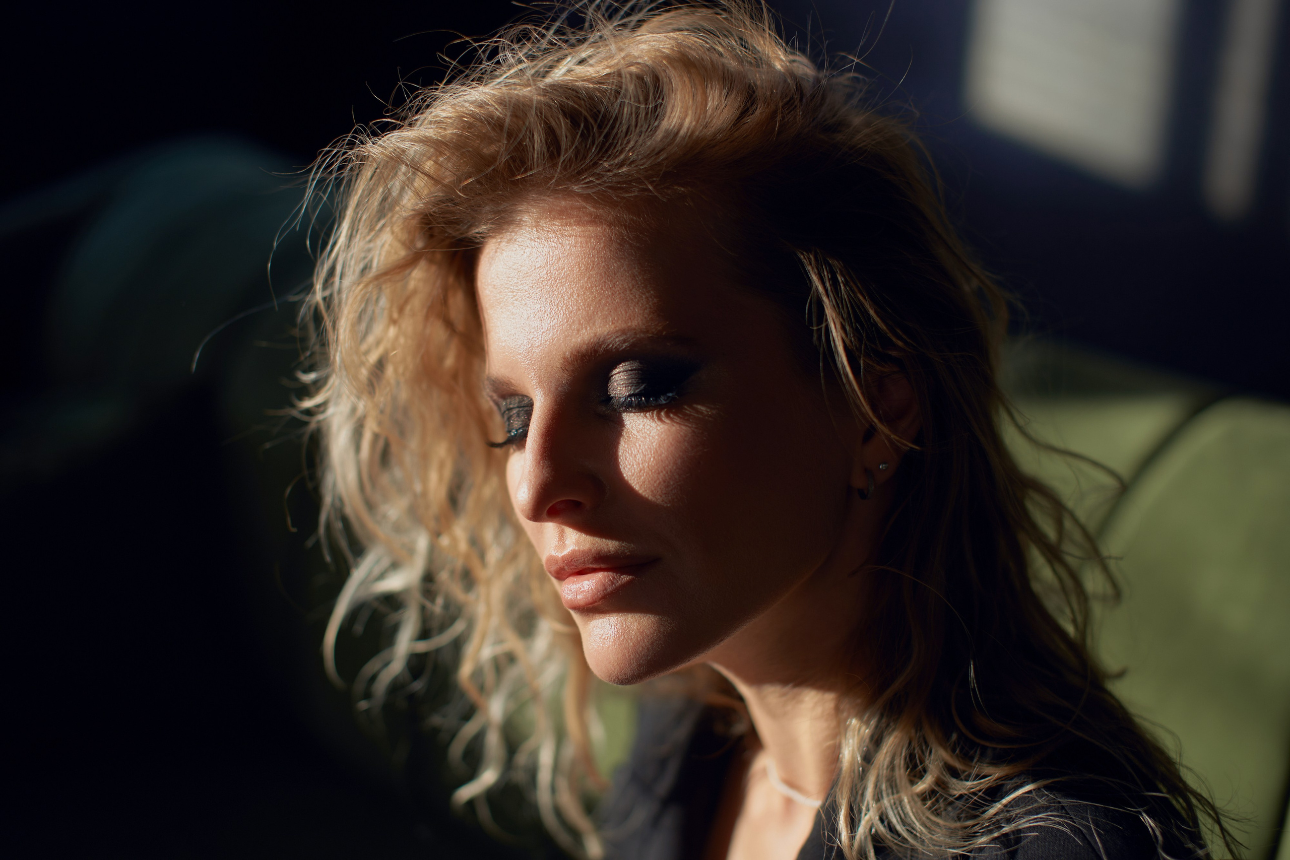 Эффектная портретная фотосессия в студии для Марины. Репортажный и женский фотограф в Новосибирске