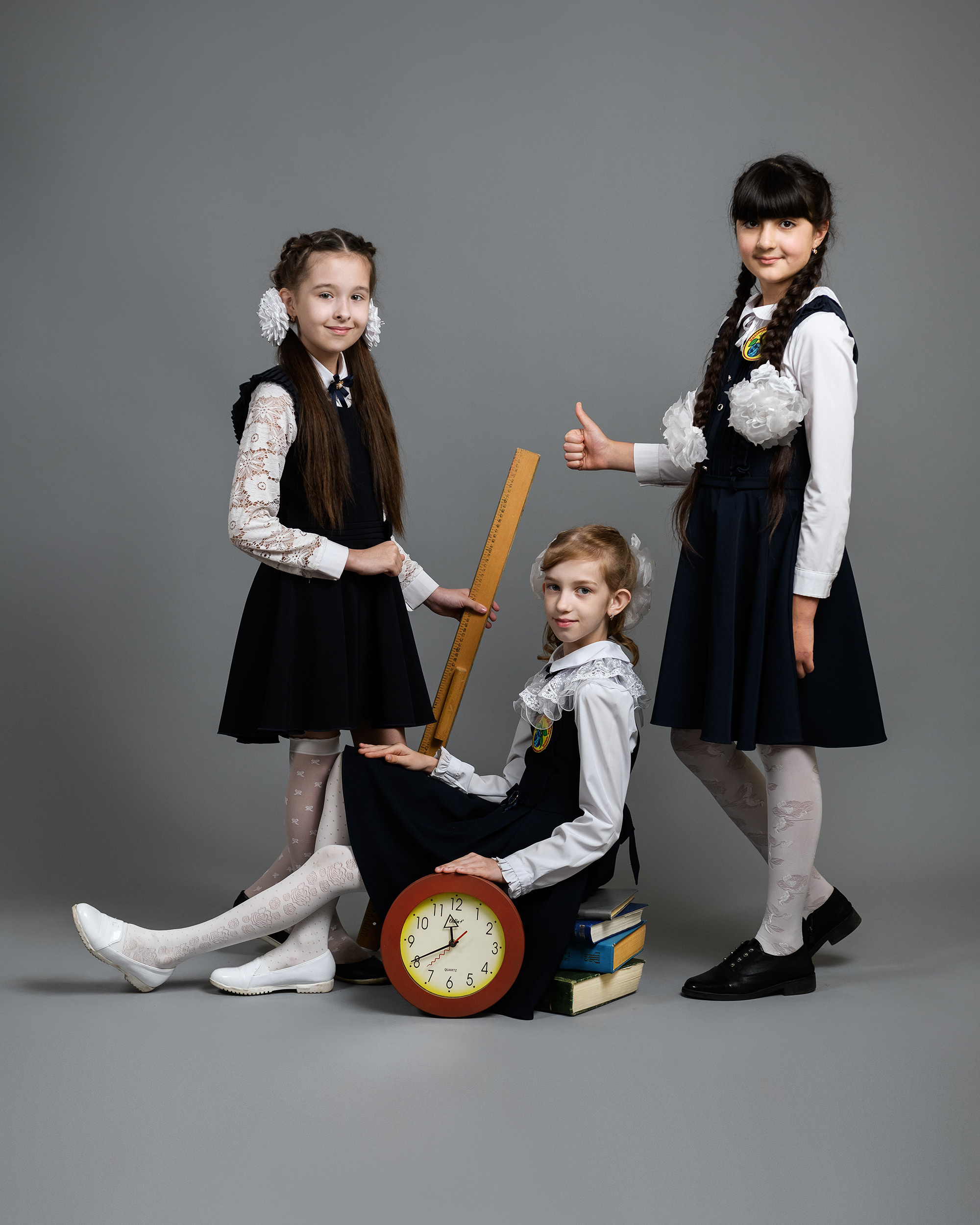 Четвероклассники позируют для школьного альбома. Выпускные альбомы в Курске