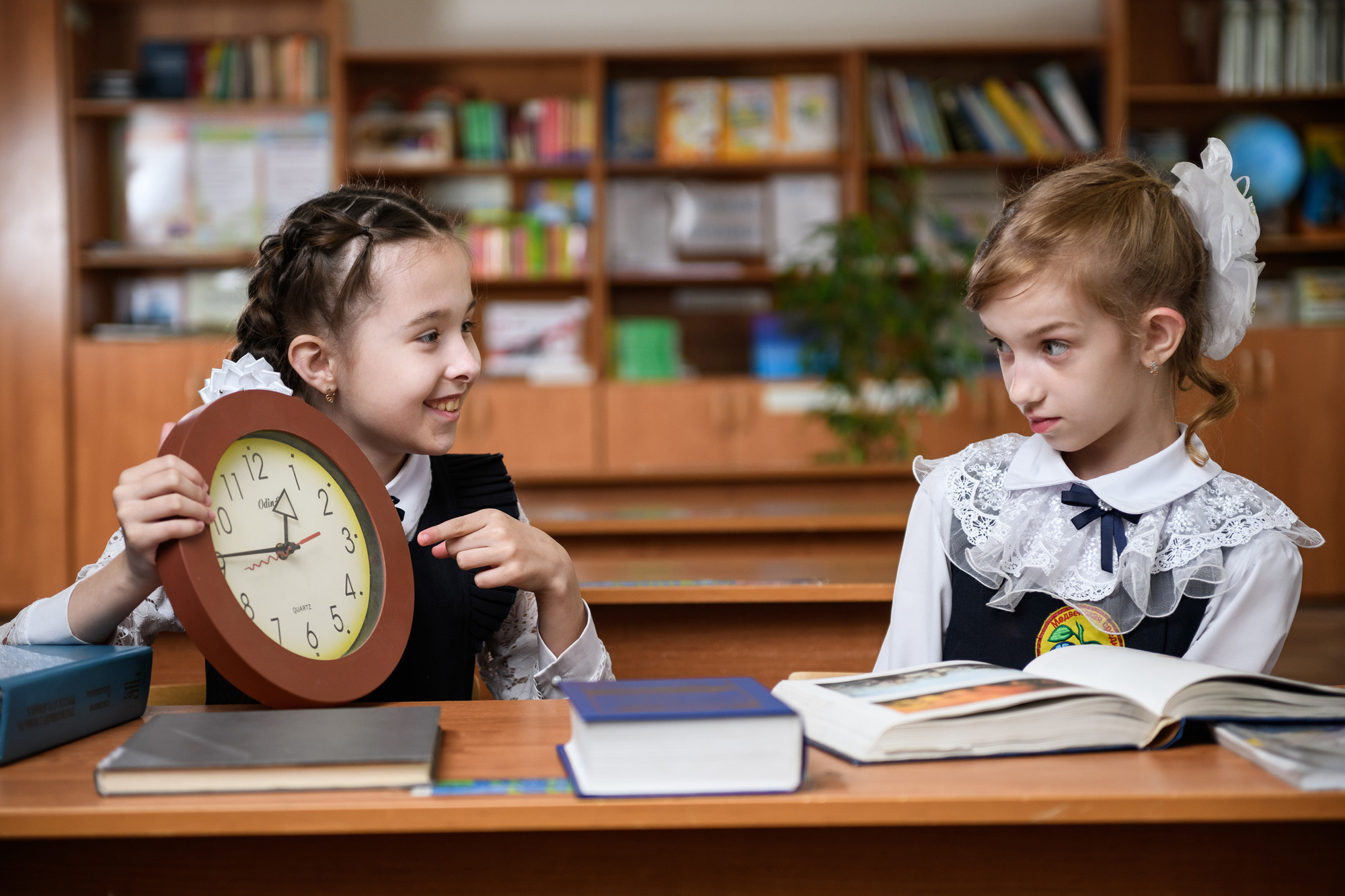 Четвероклассники позируют для школьного альбома. Выпускные альбомы в Курске