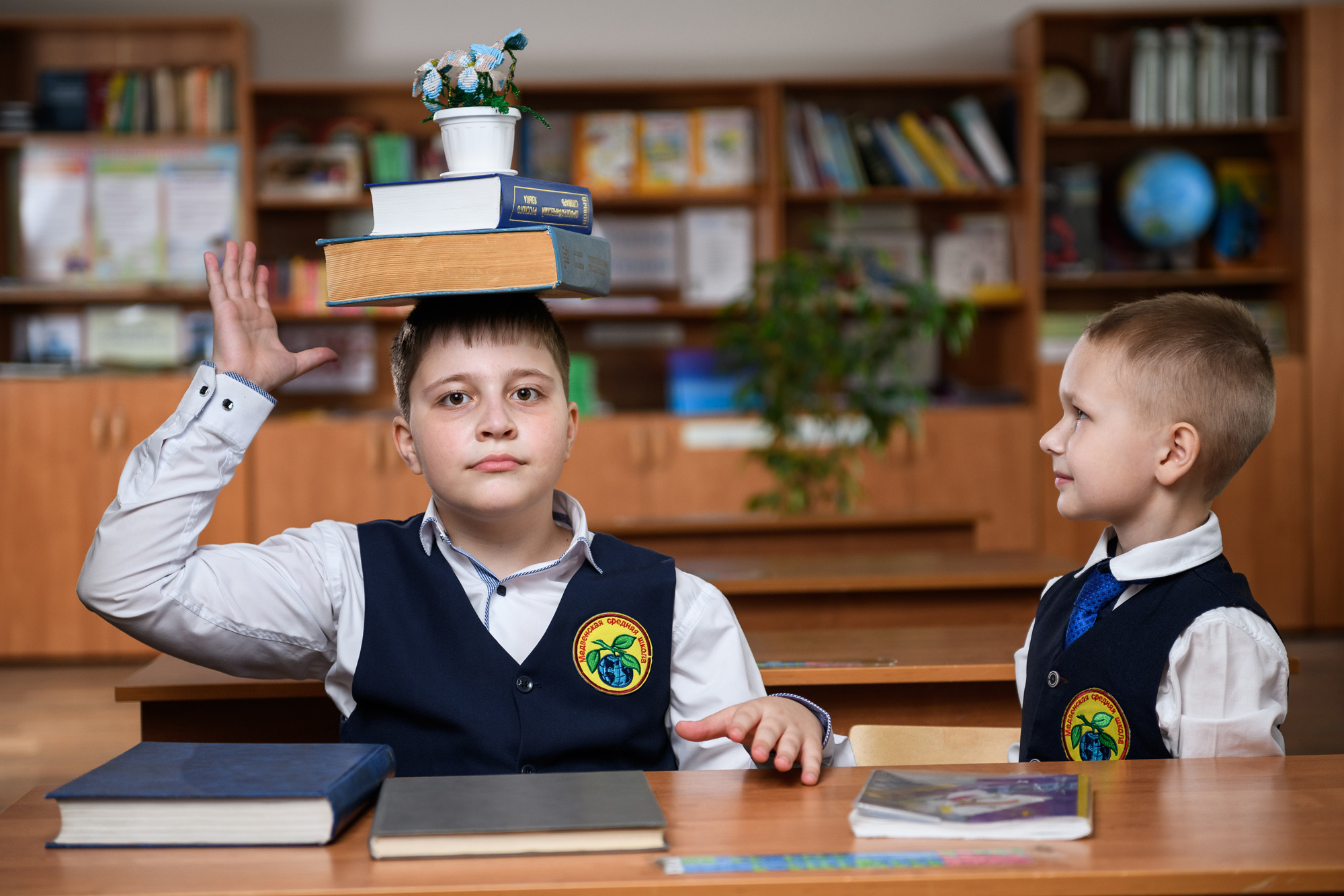 Четвероклассники позируют для школьного альбома. Выпускные альбомы в Курске