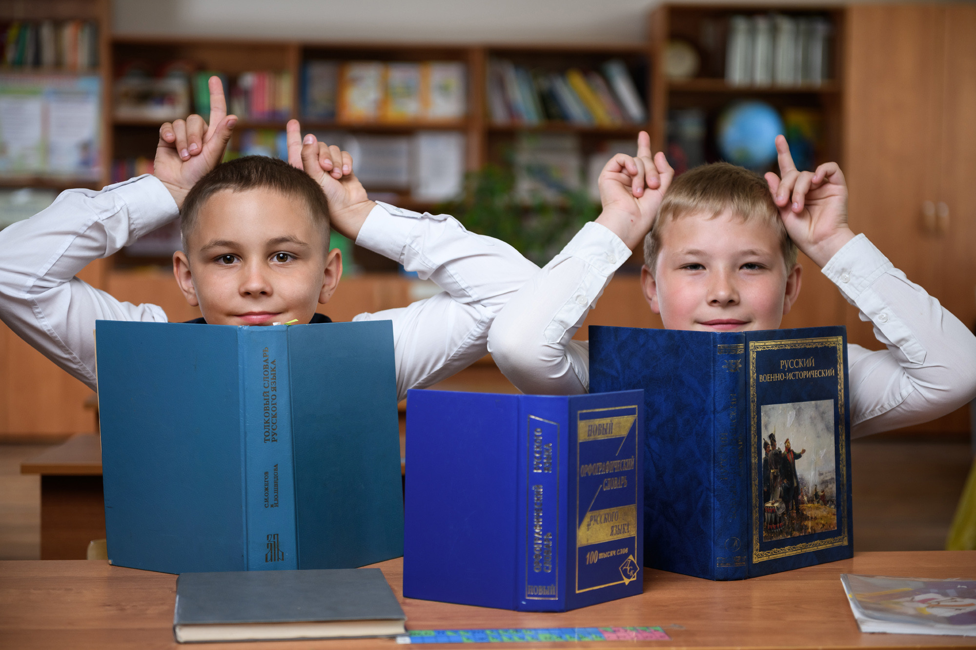 Четвероклассники позируют для школьного альбома. Выпускные альбомы в Курске