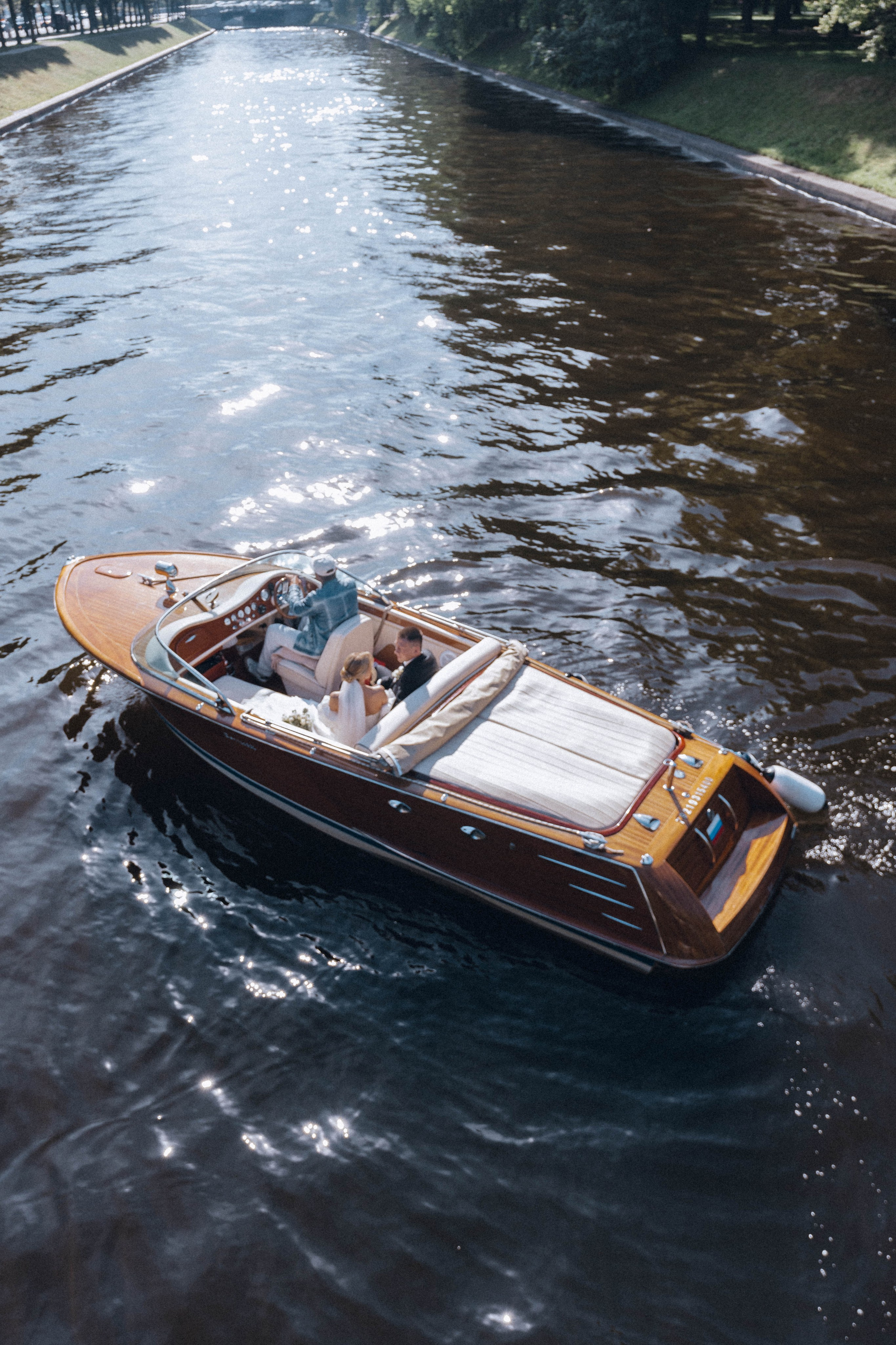 СВАДЕНБНАЯ СЬЕМКА НА КАТЕРЕ ПО КАНАЛАМ САНКТ-ПЕТЕРБУРГА И В АКВАТОРИИ НЕВЫ. Профессиональный фотограф, Санкт-Петербург — Виктория Богомолова